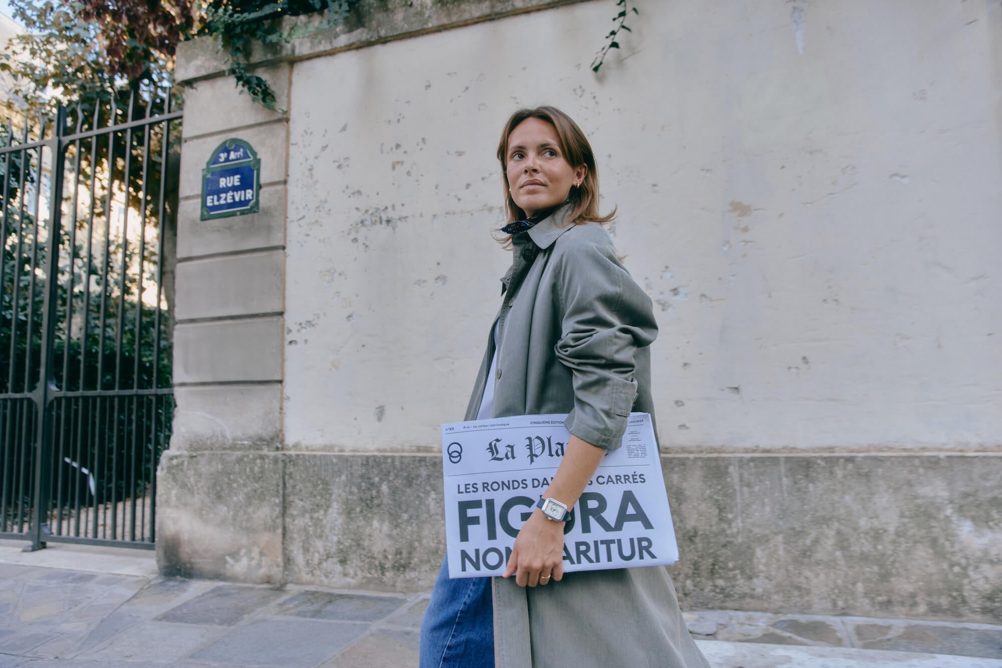 Femme dans la rue portant une montre Beaubleu