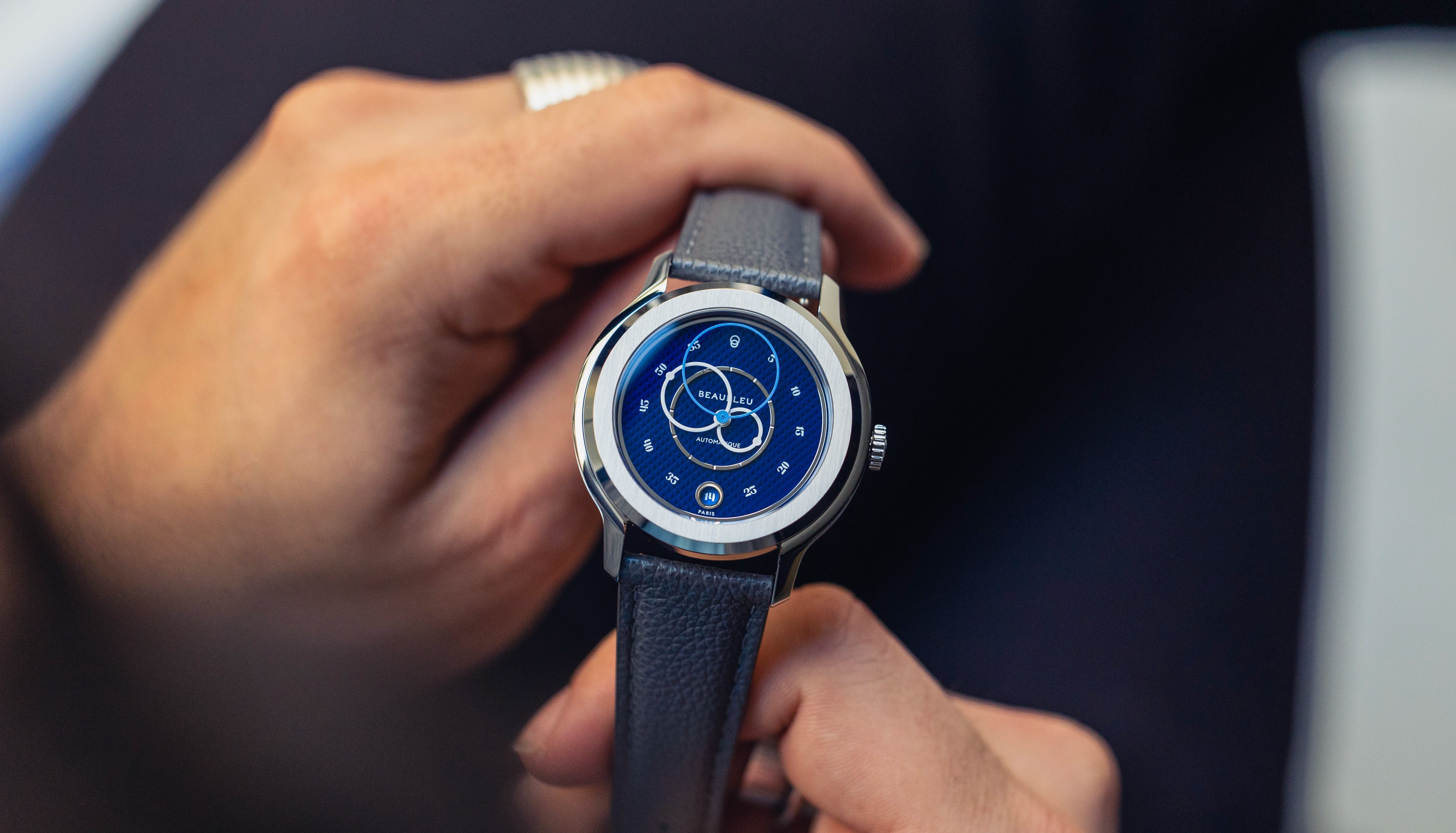 Montre design aux aiguilles rondes vitruve GMT acier bleu Beaubleu Paris