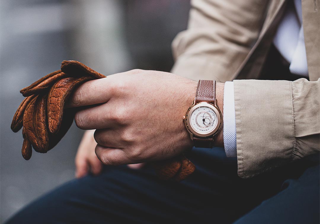 Montre Beaubleu au poignet avec gant en cuir