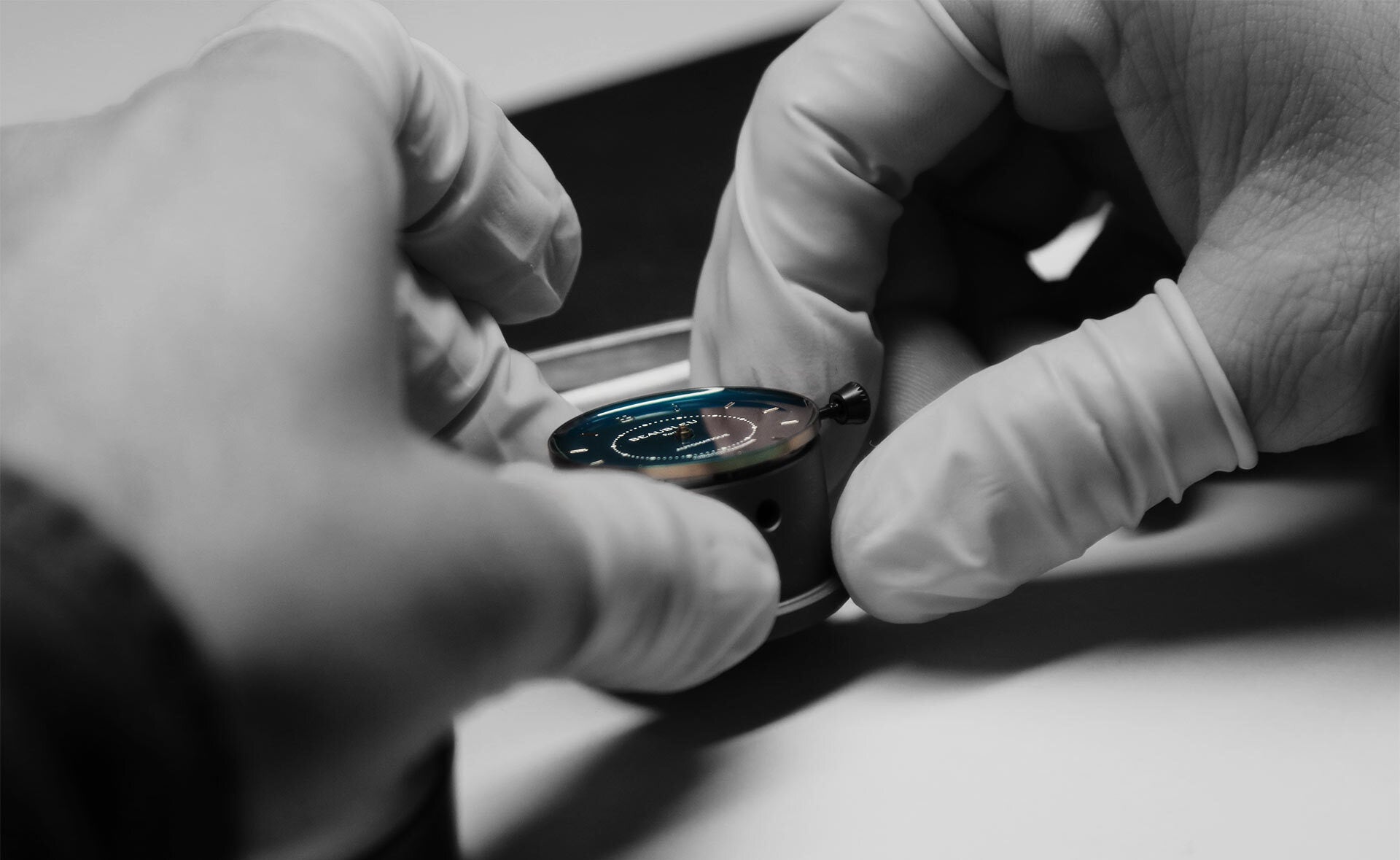 Le cadran incurvé vert en cours de fabrication pour les montres automatiques aux aiguilles rondes de la Collection Union par Beaubleu