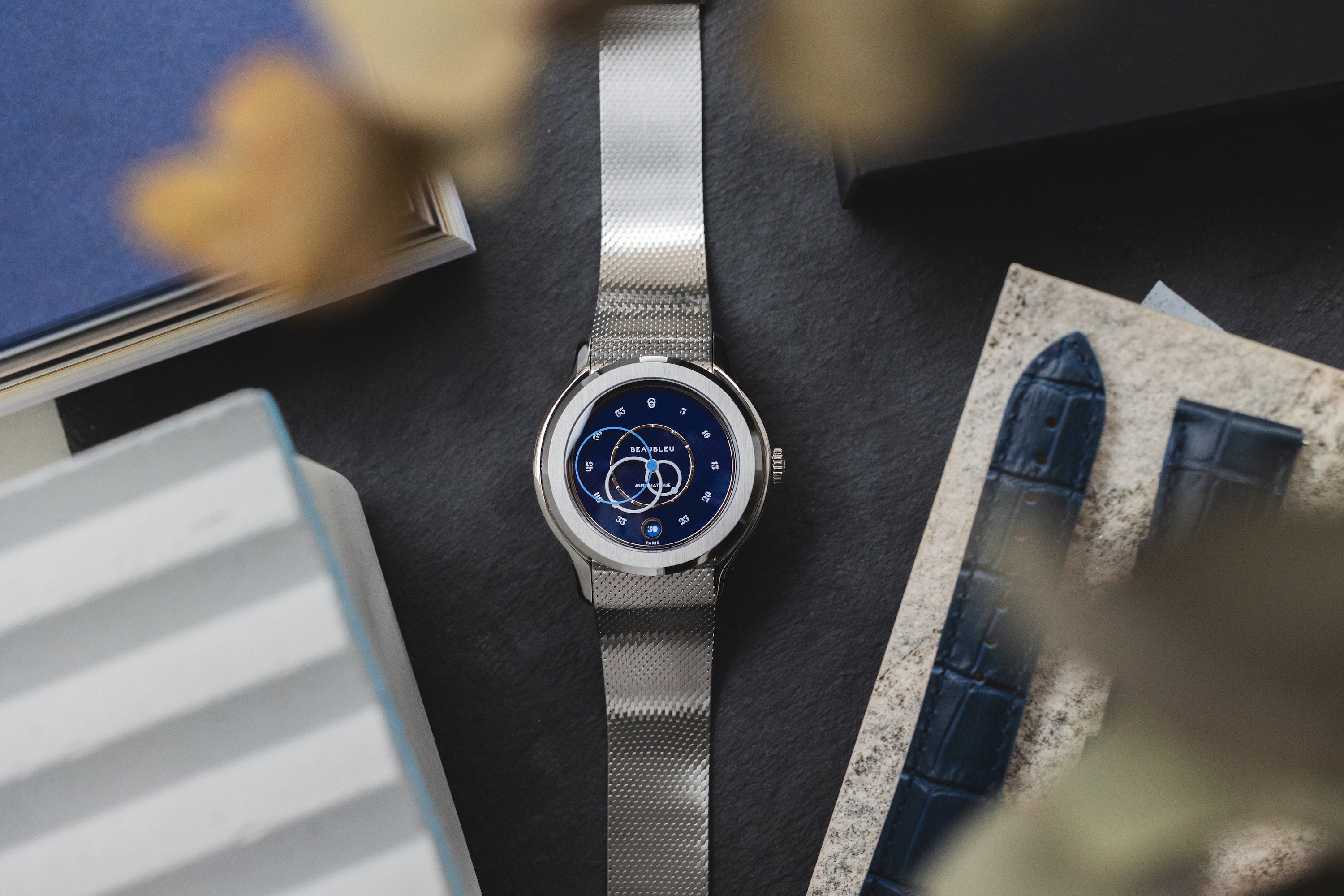 montre posée sur une table