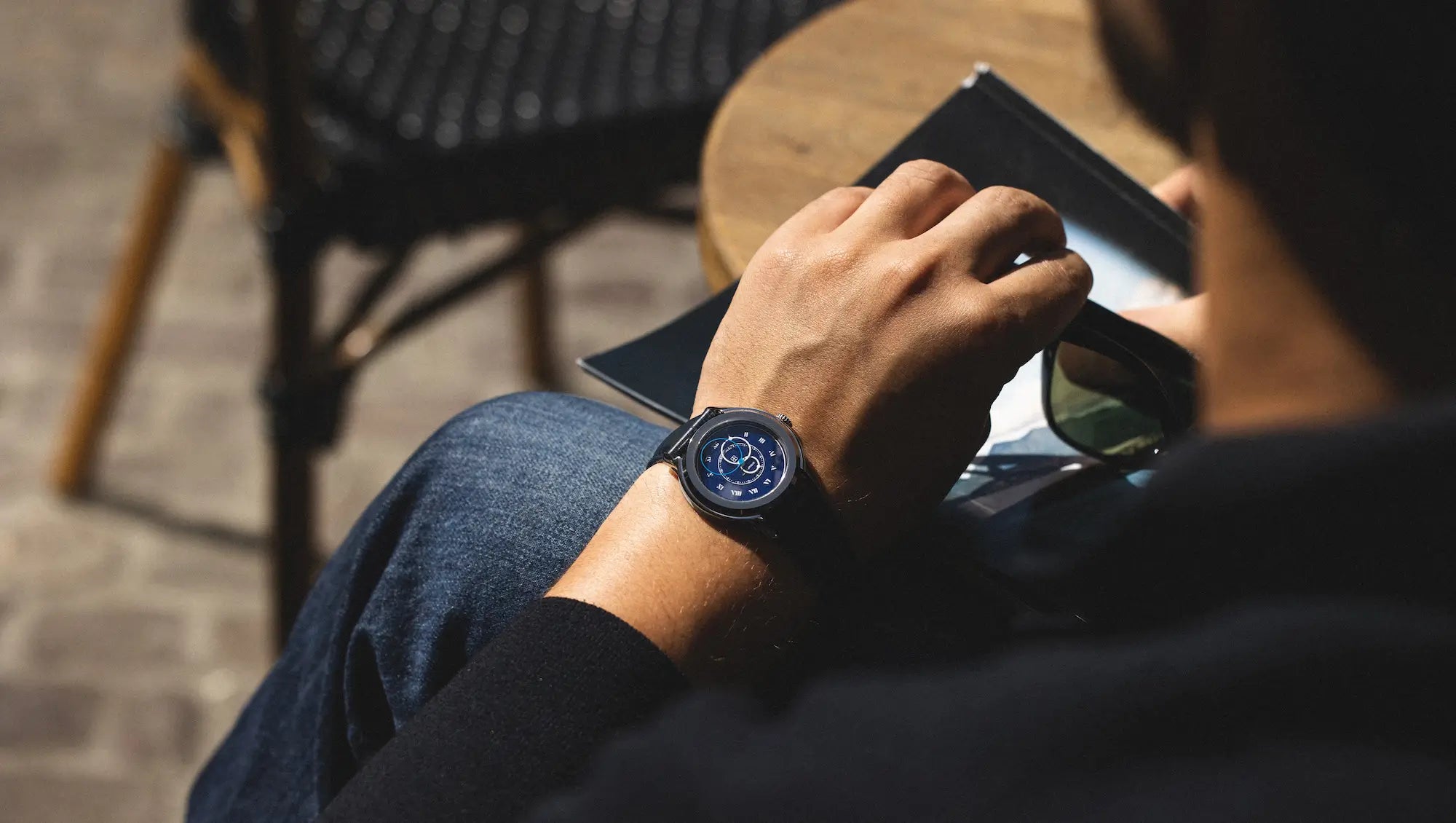 homme café montre bleu