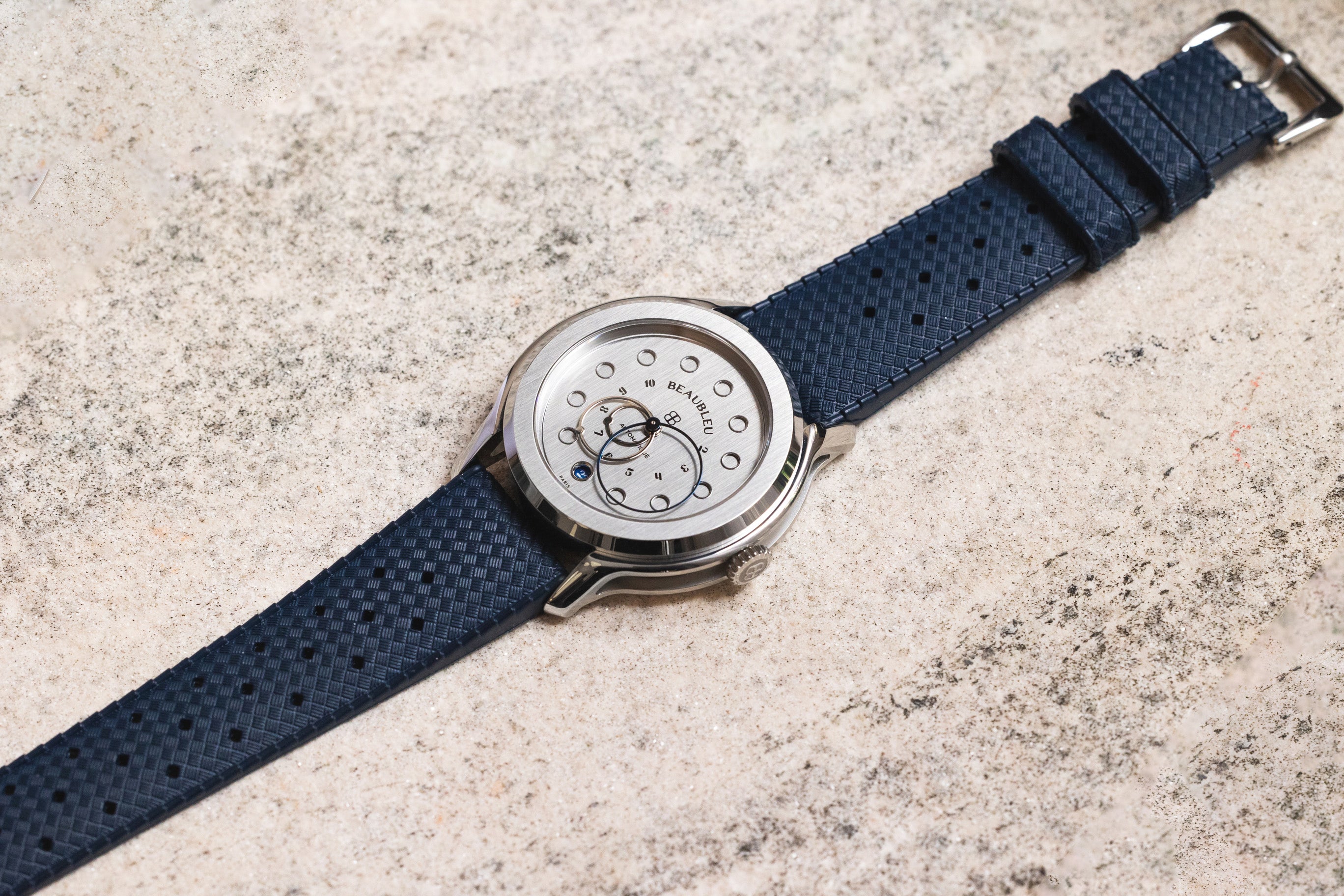 montre posée sur du marbre