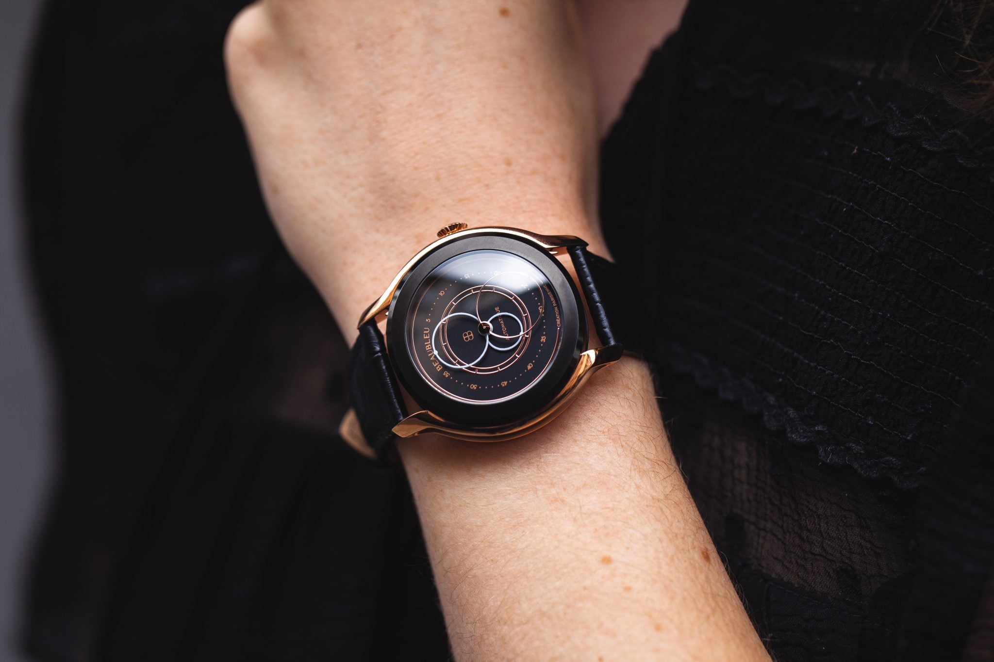 Montre française aux aiguilles rondes vitruve origine acier bleu Beaubleu Paris