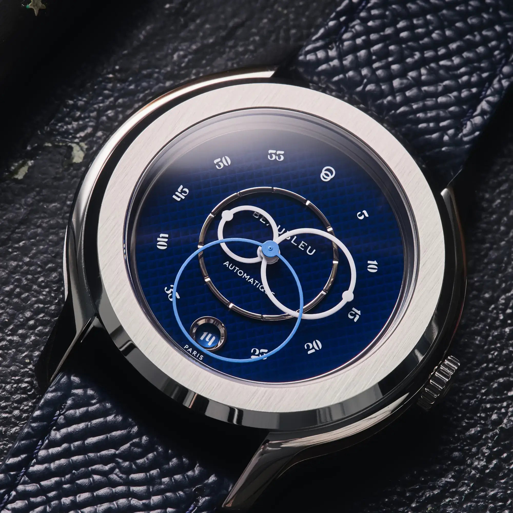 Zoom sur le guillochage du cadran bleu de l'ecce smalt