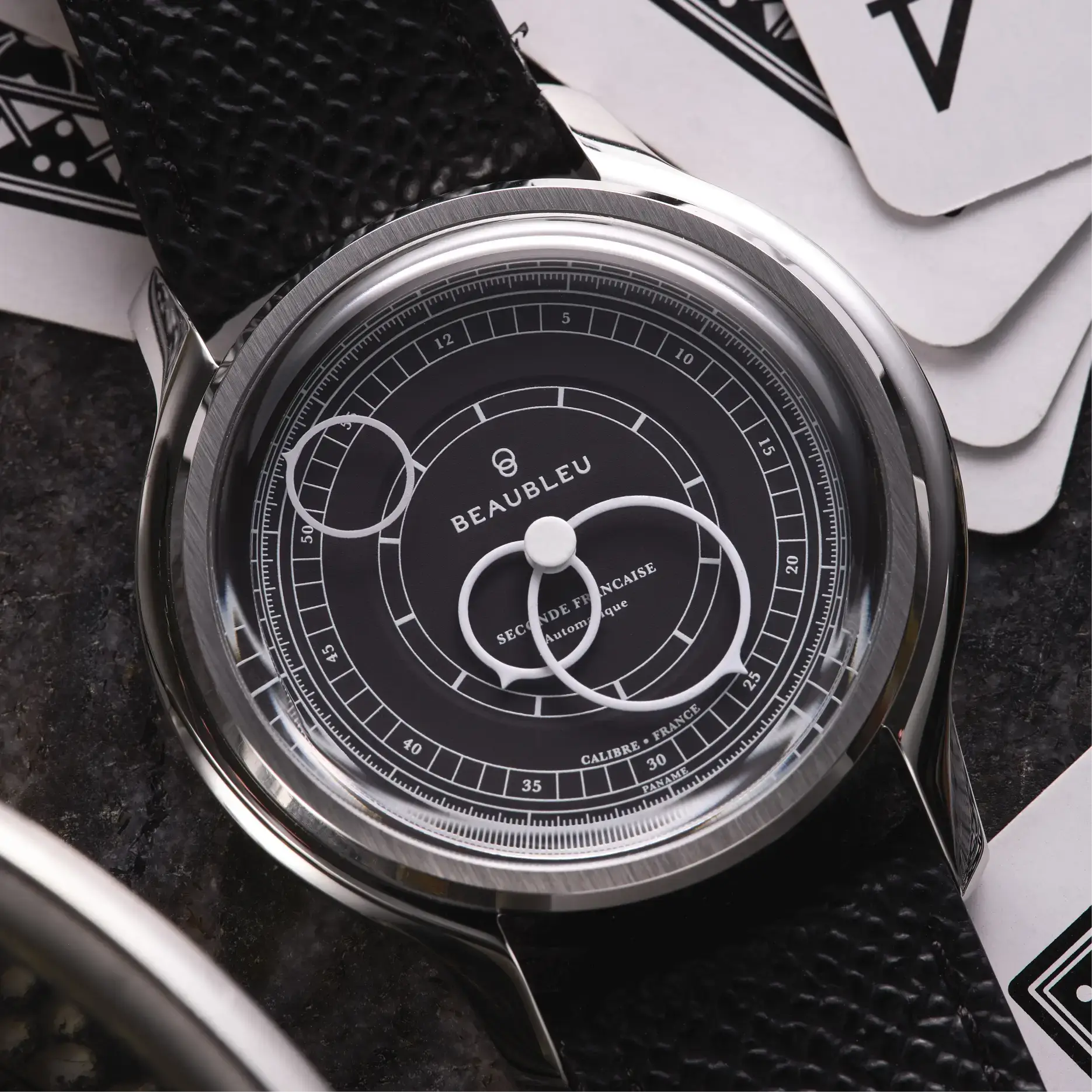 Nature morte montre cadran gris