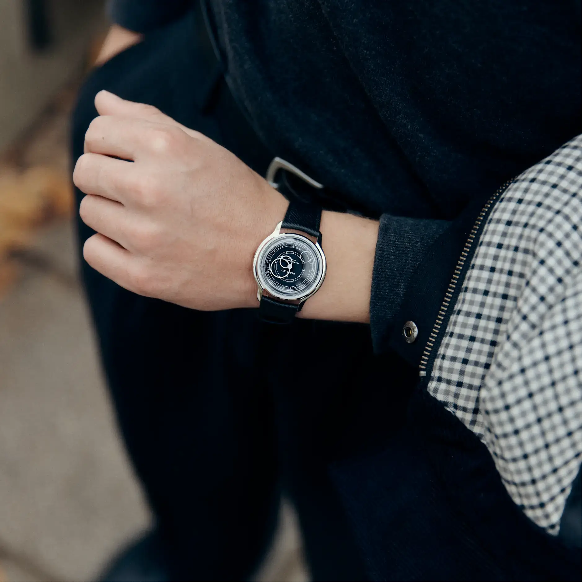 Montre automatique Beaubleu cadran gris sur un poignet féminin