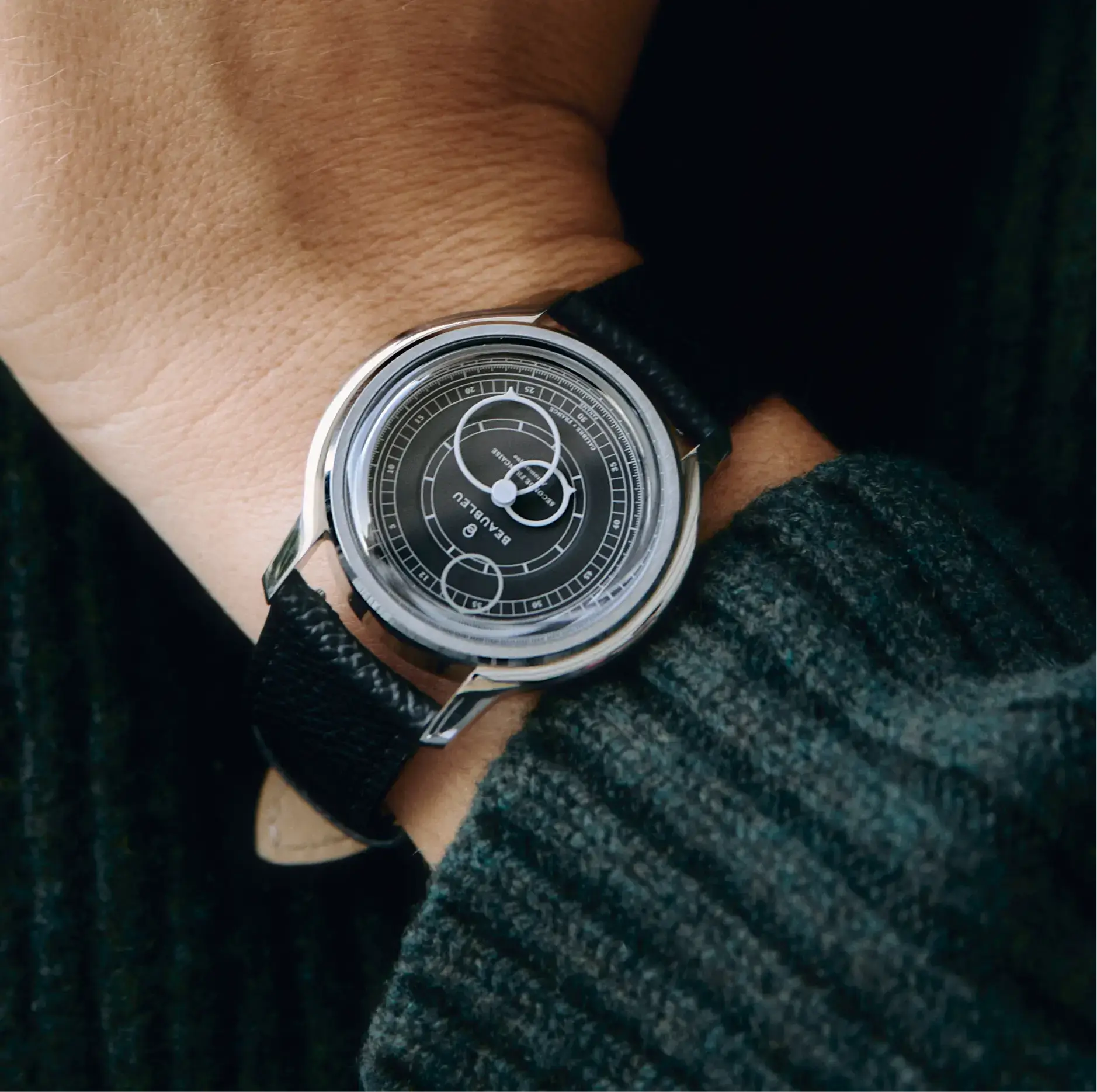 Montre 19.24 Gris Anthracite sur un poignet d'homme