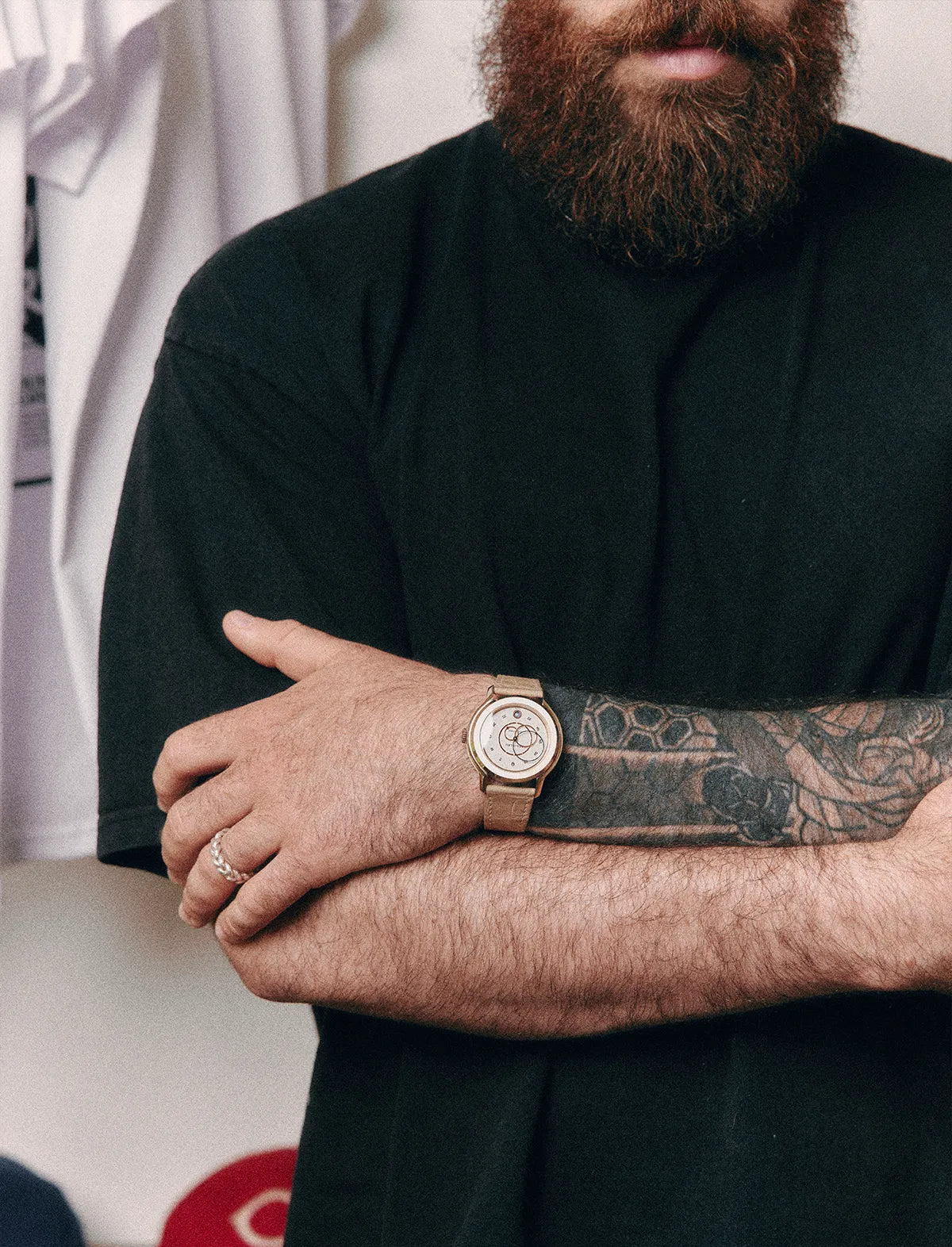 Homme les bras croisés portant une montre Beaubleu portée sur un bracelet Flat White en alligator.