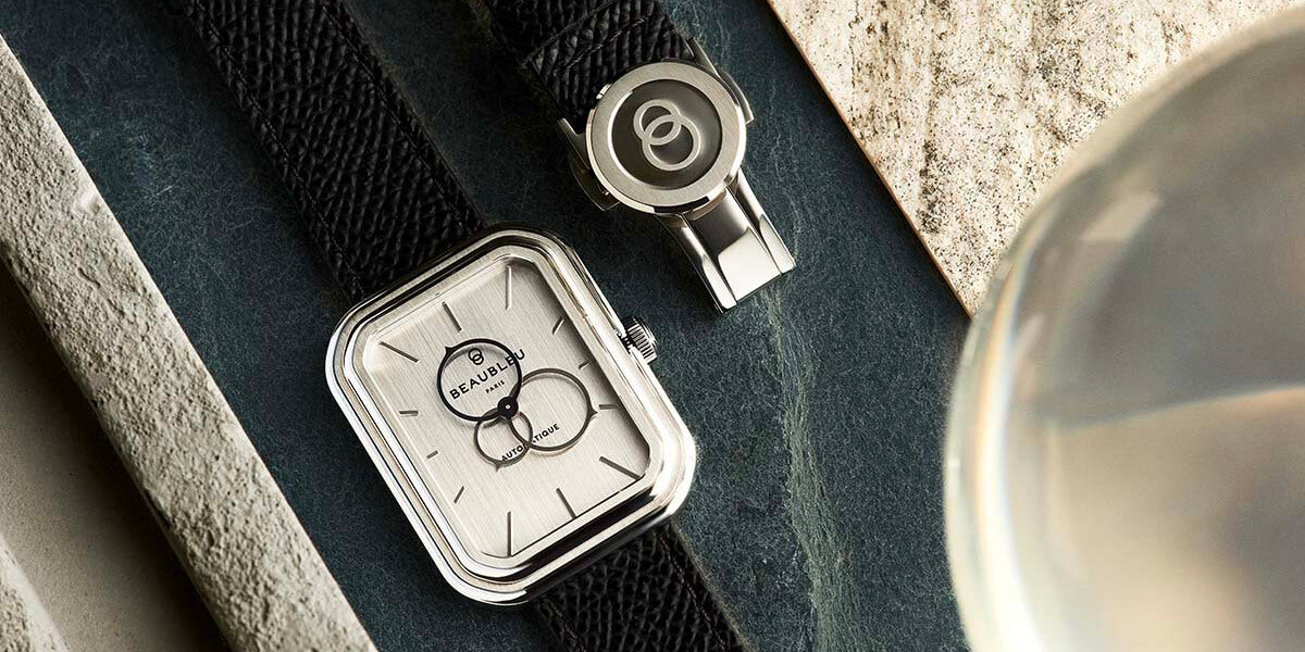 Ecce Figura Vesperal avec bracelet en cuir grainé noir