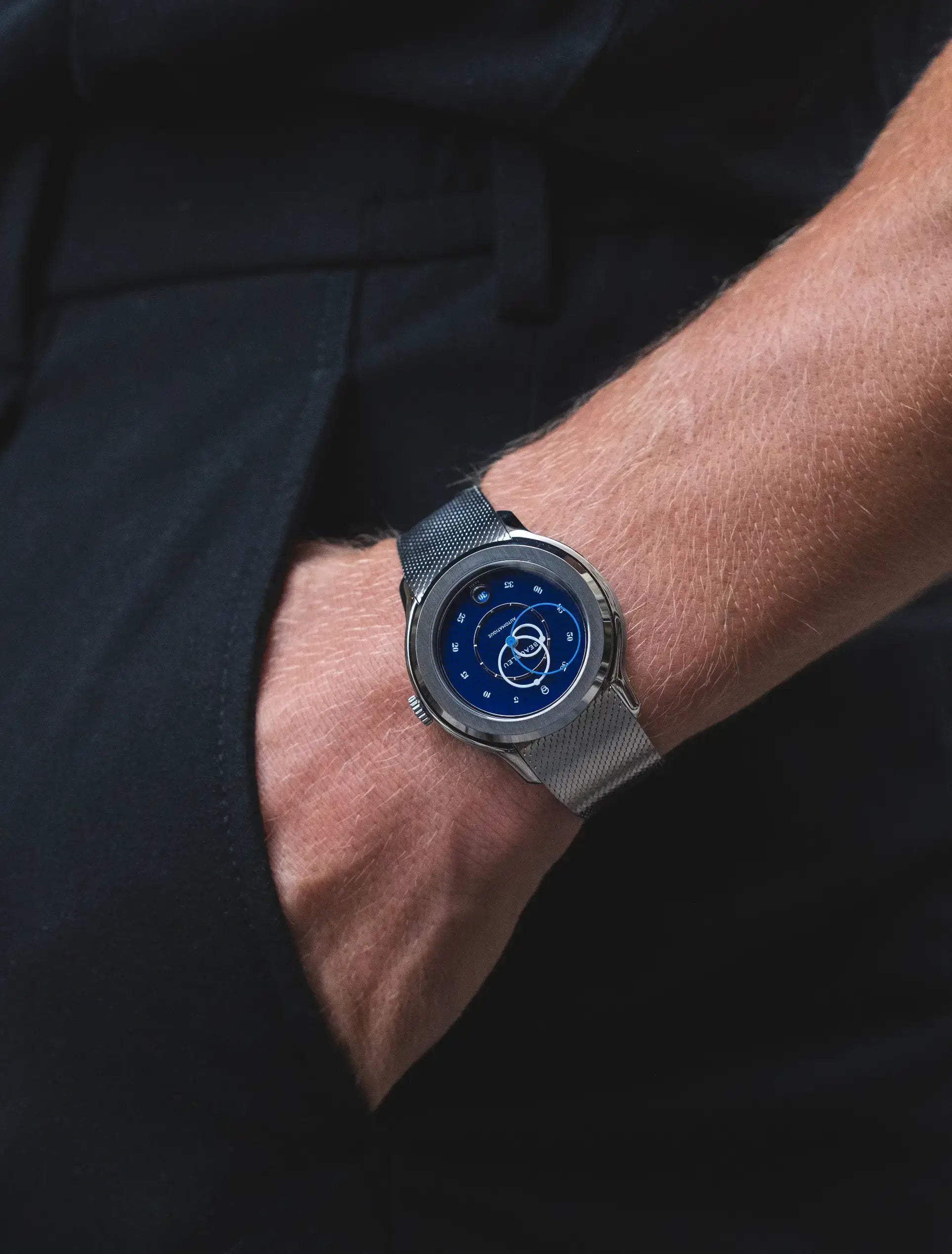 Homme avec une main dans la poche portant une montre automatique ecce smalt