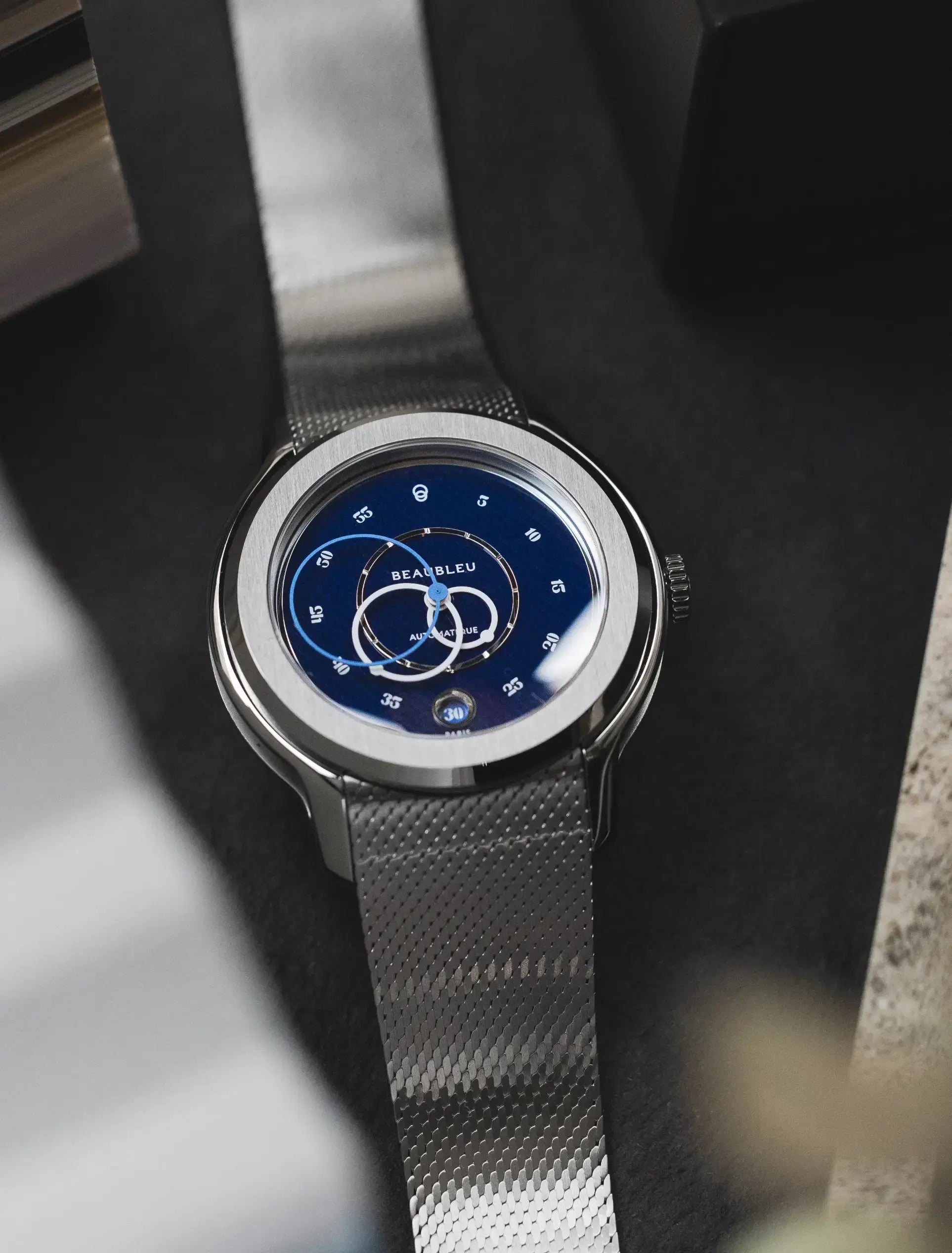 Nature morte ecce smalt avec bracelet acier