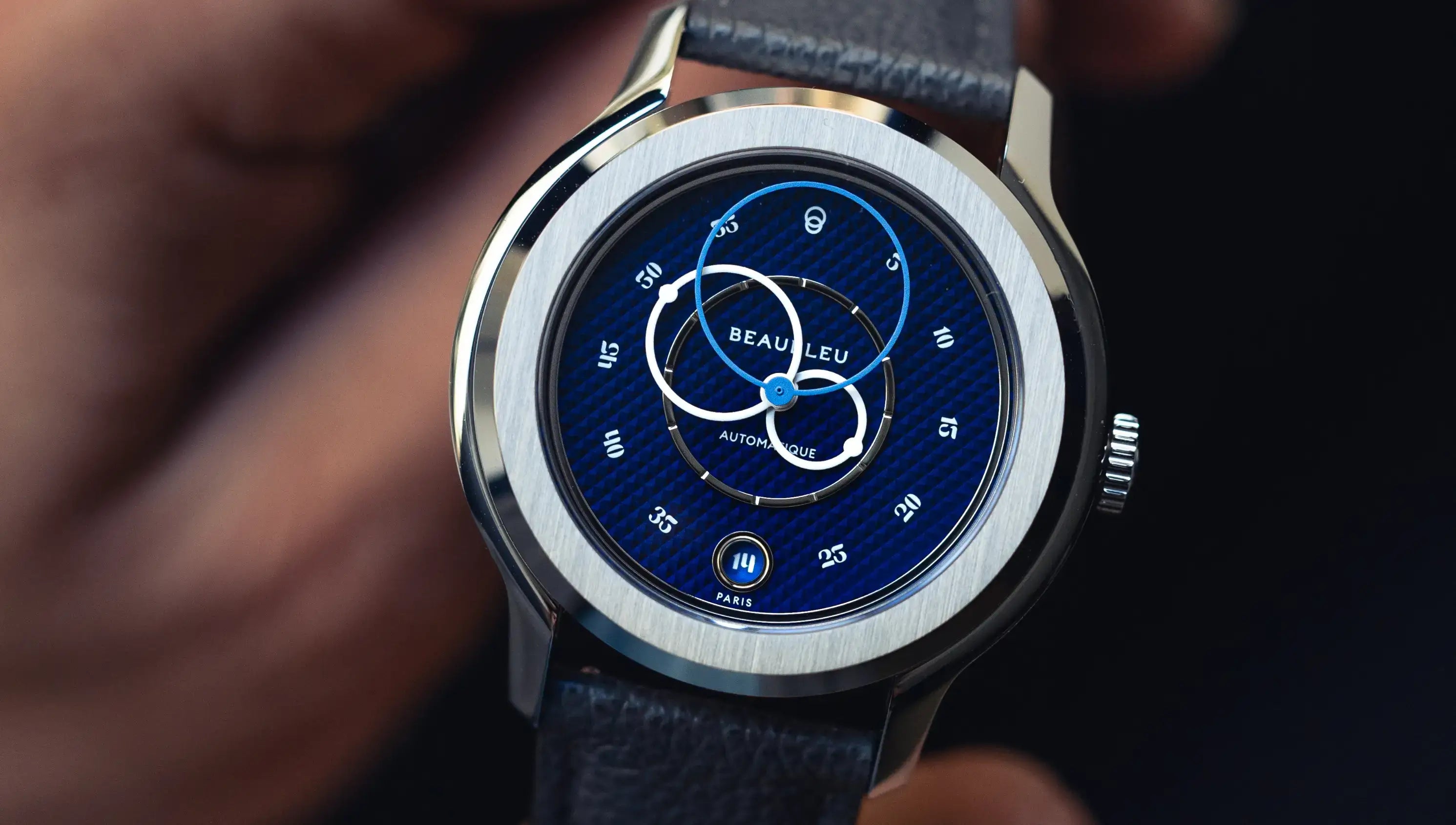 Zoom sur le cadran guilloché de la montre automatique Beaubleu Ecce Smalt