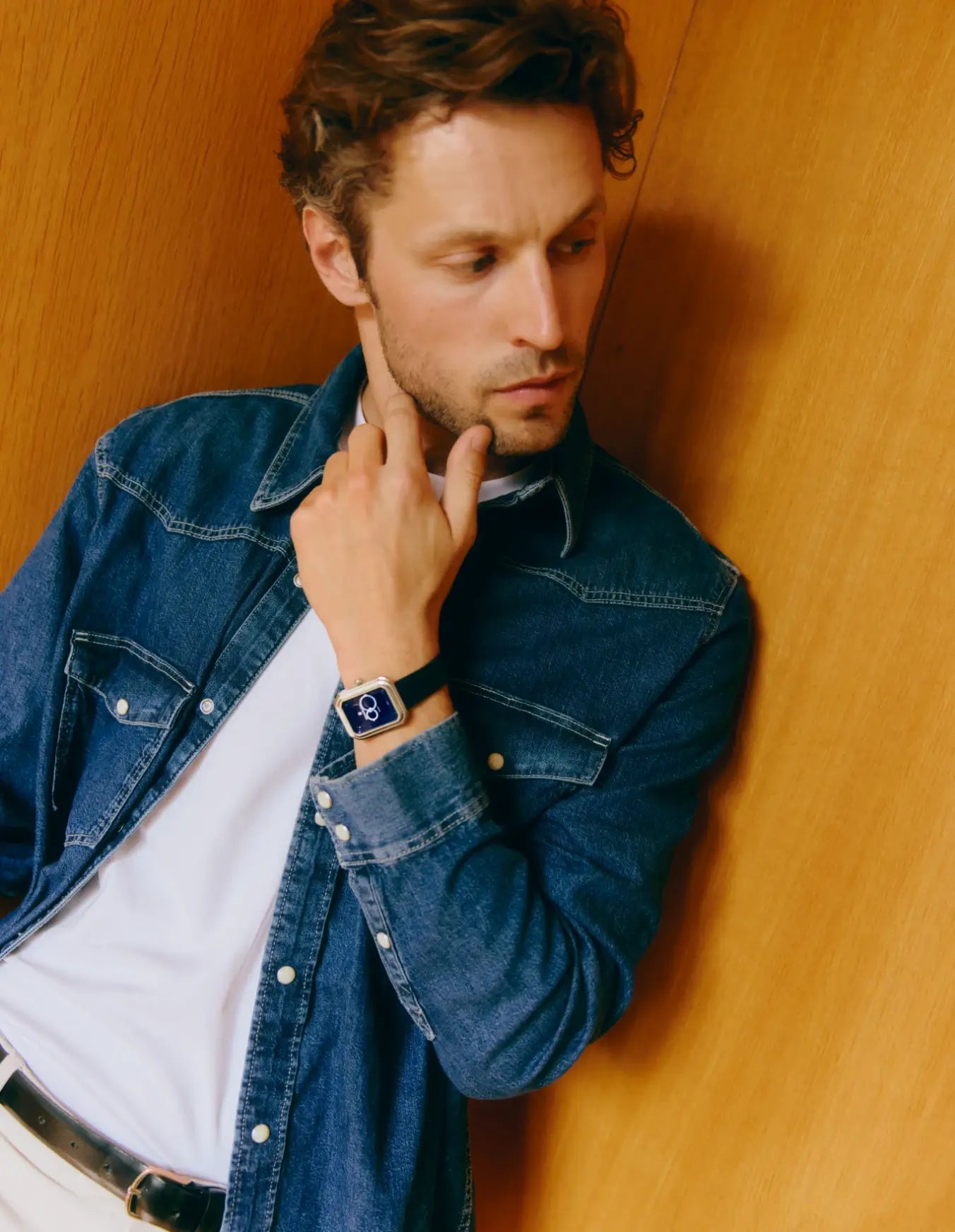 Homme debout, portant une montre Figura Smalt