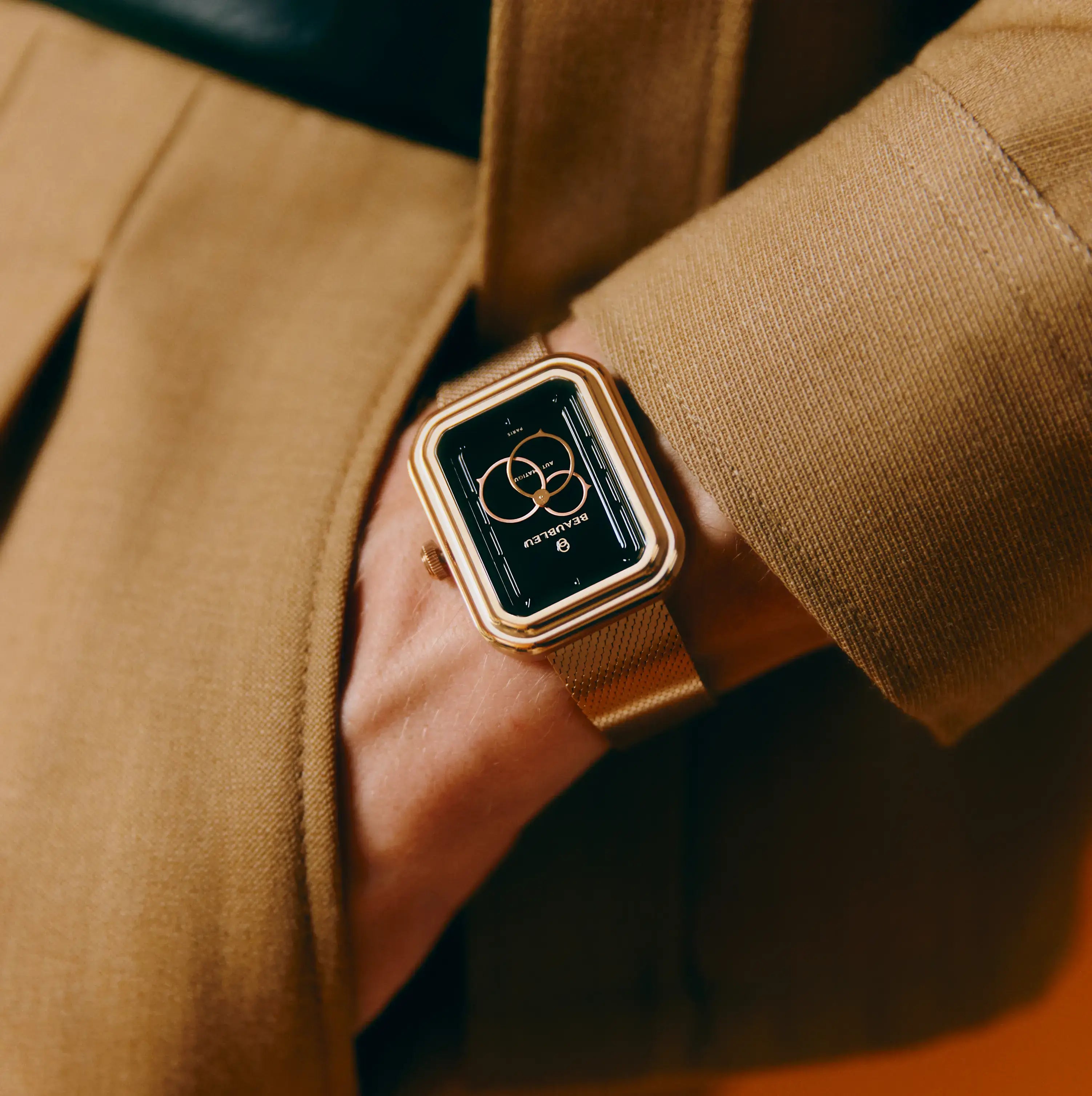 Montre automatique Ecce Figura Onyx portée au poignet d’un homme en costume avec la main dans la poche