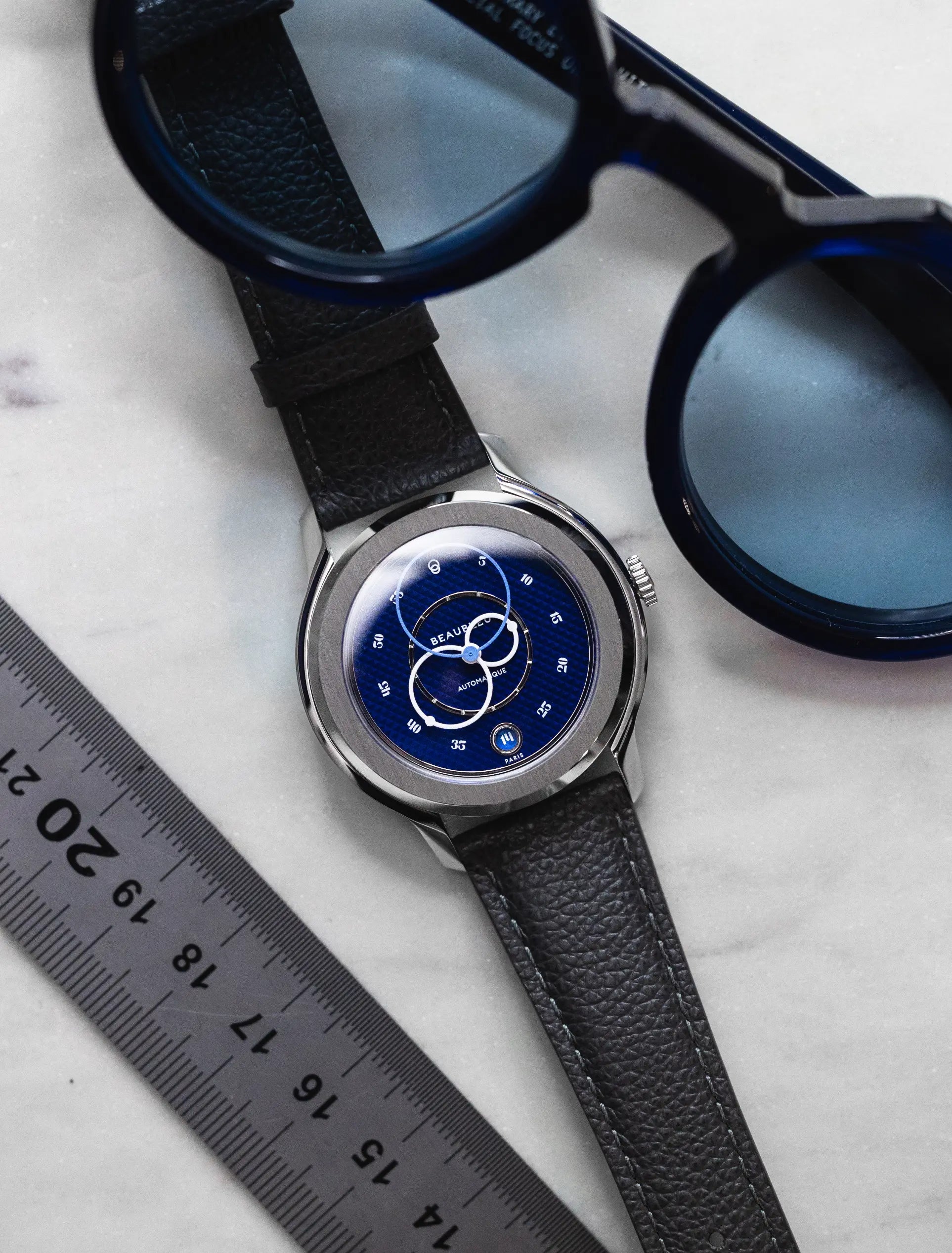 Montre beaubleu ecce smalt sur bureau avec lunettes et règle