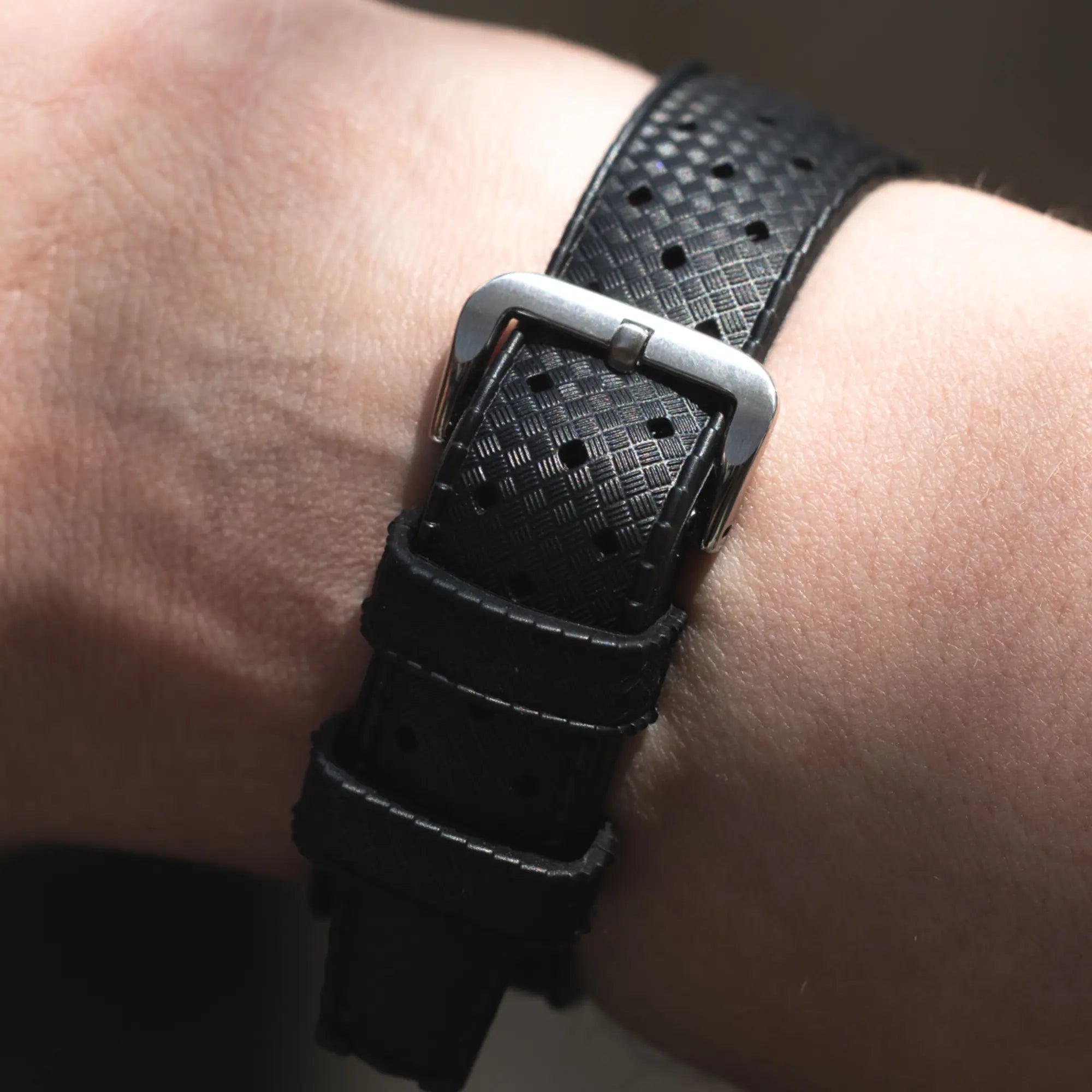 Bracelet tropic noir beaubleu au poignet