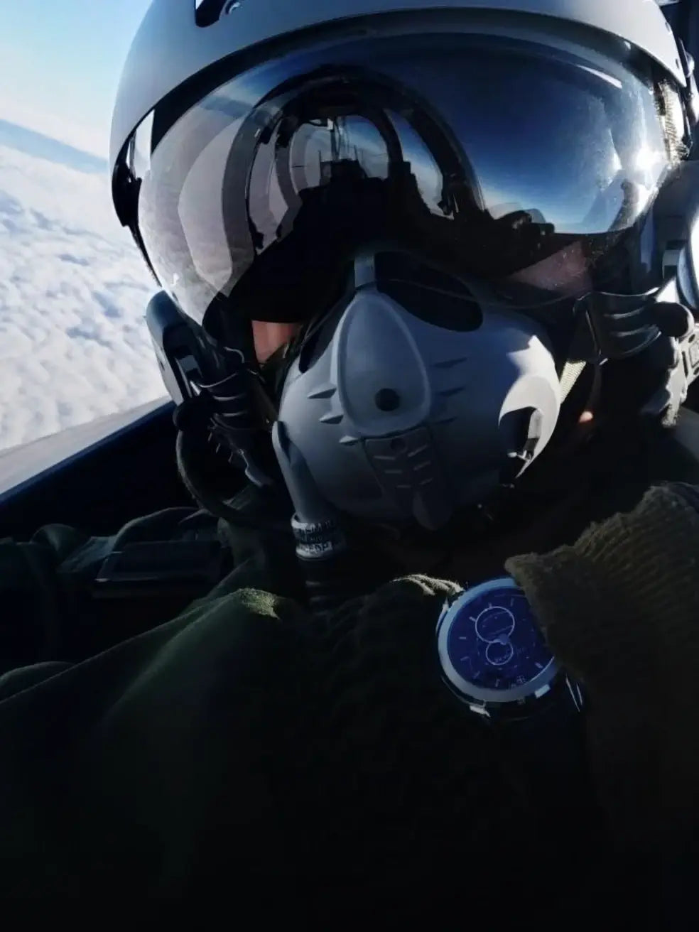pilote de chasse dans ciel avec une montre beaubleu au poignet