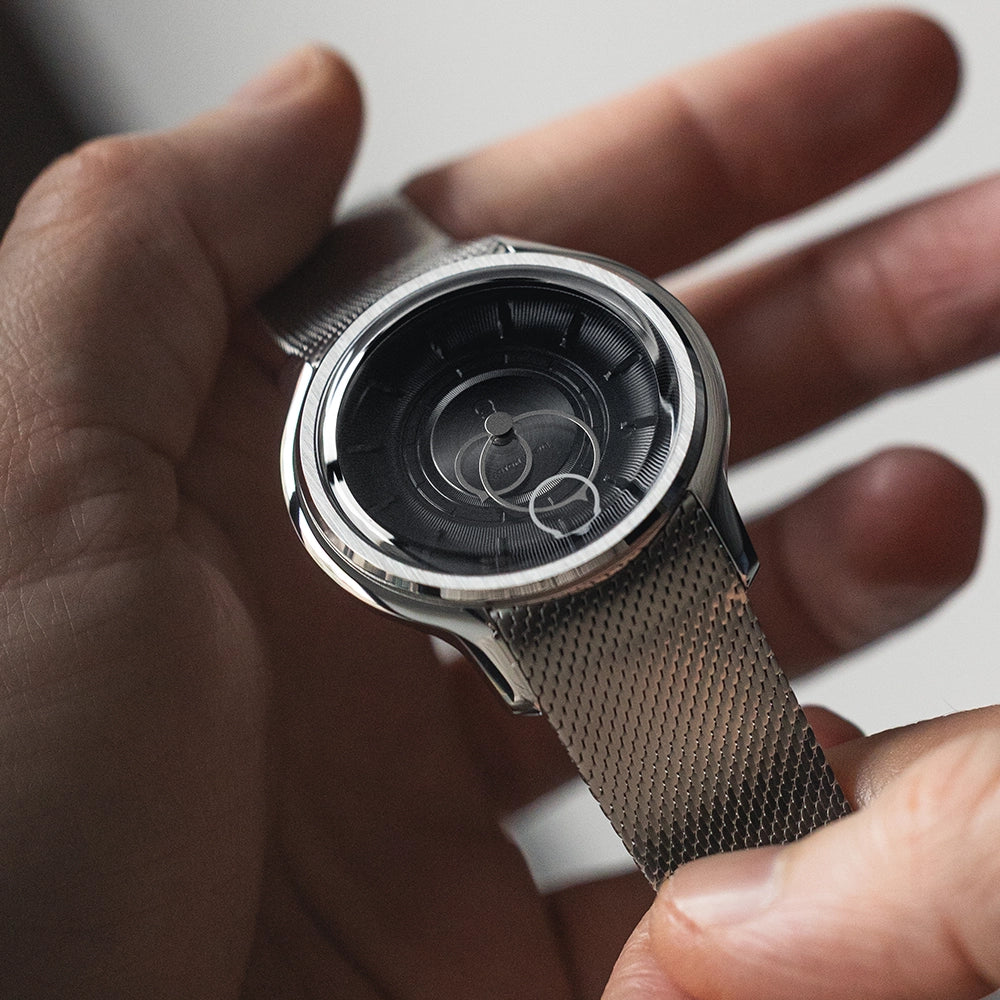 Montre La Pièce Noir de Beaubleu avec bracelet acier tenue dans les mains