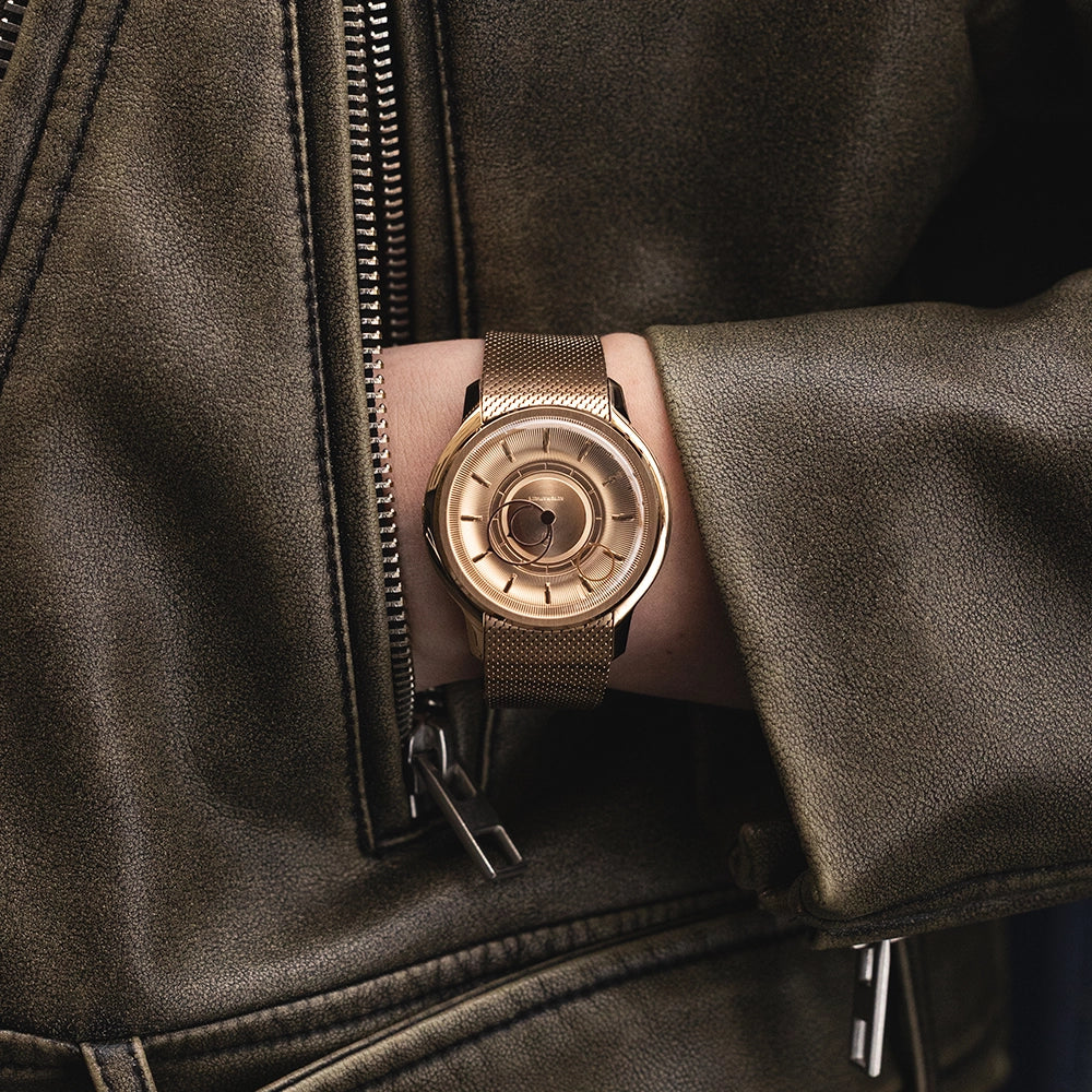 Montre La Pièce Or Rose de Beaubleu avec bracelet acier portée au poignet