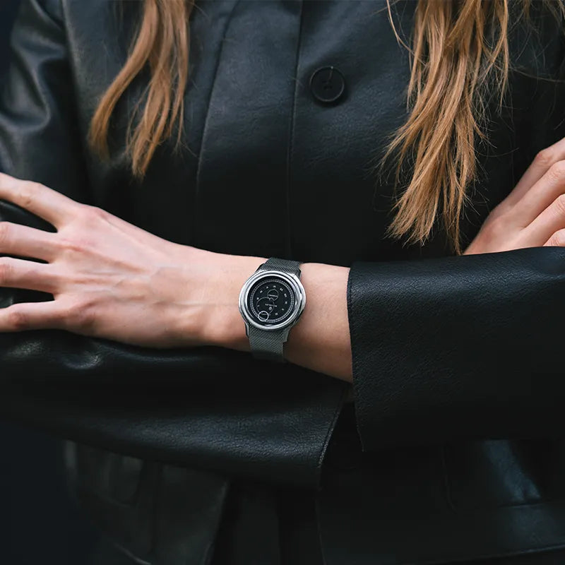 Montre Beaubleu La Pièce cadran gris avec bracelet acier portée au poignet d'une femme