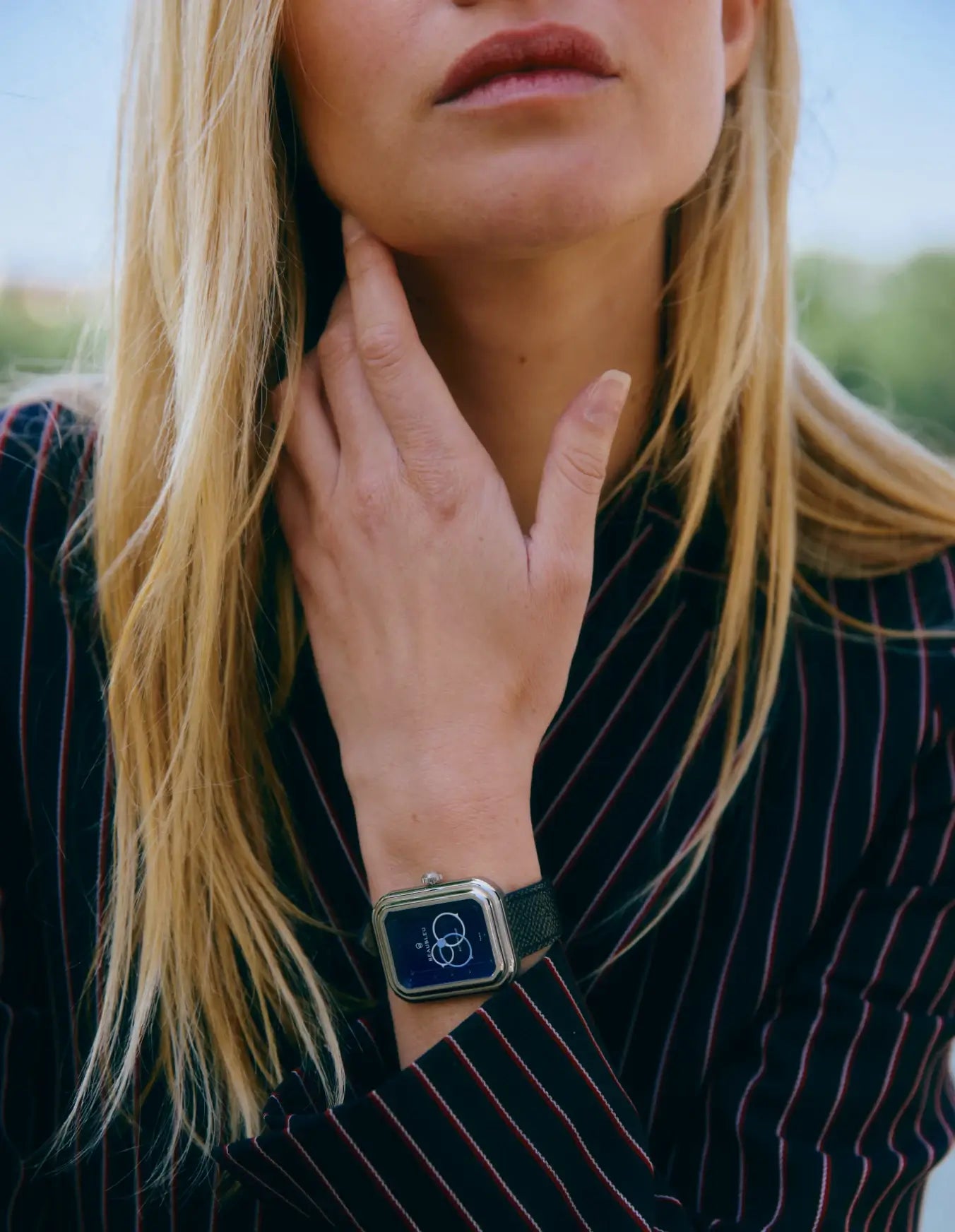 Femme en costume portant une montre Figura Smalt