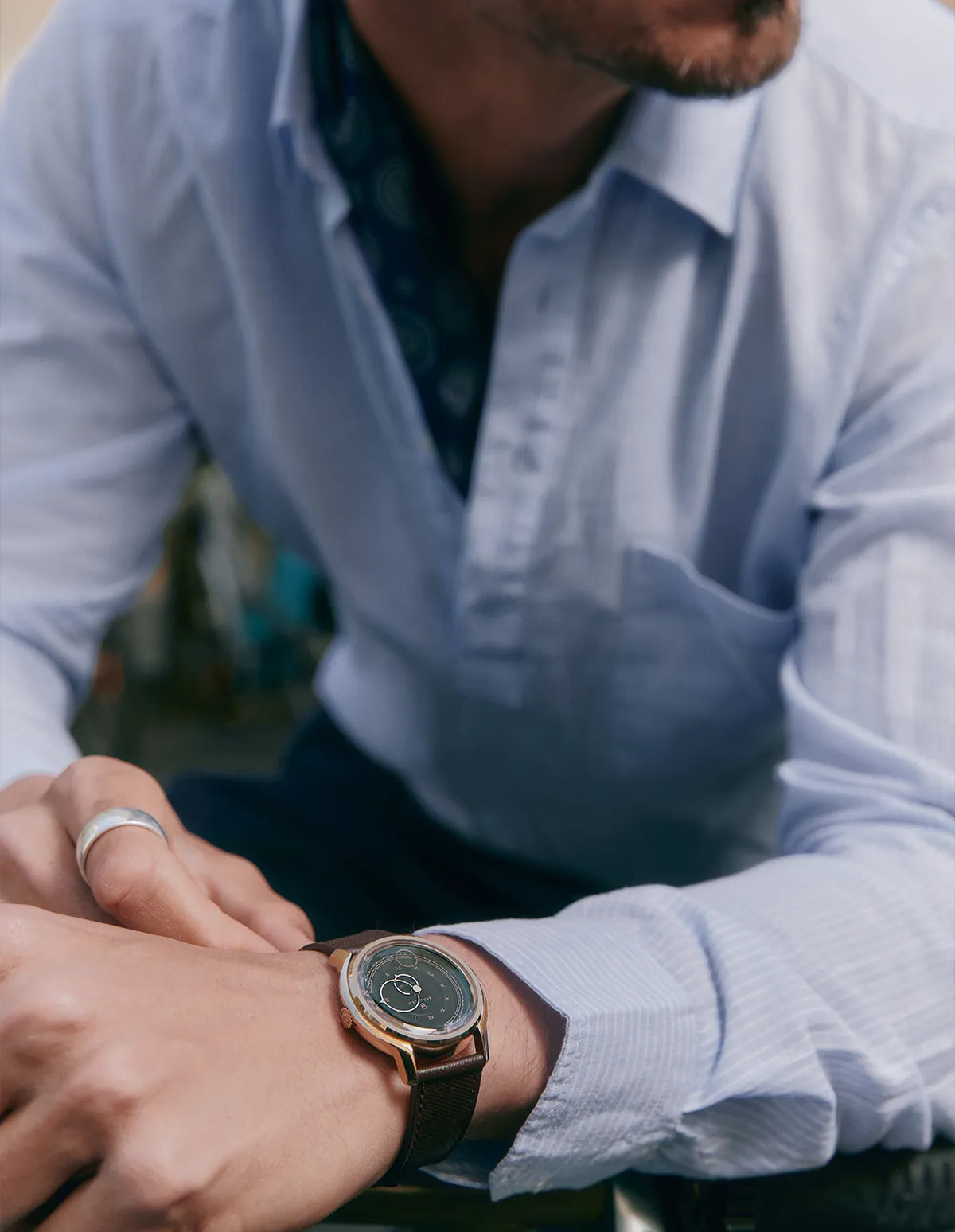 Homme portant une chemise bleu clair avec une montre Moka de la collection La Pièce