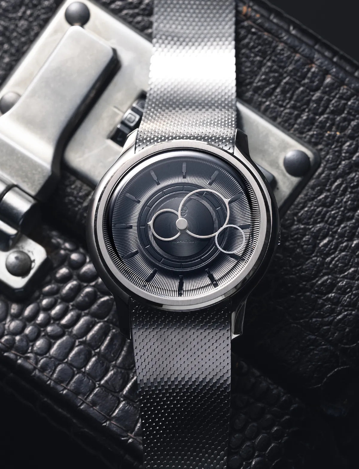 Montre La Pièce Noir de Beaubleu cadran noir posée sur une valise en cuir