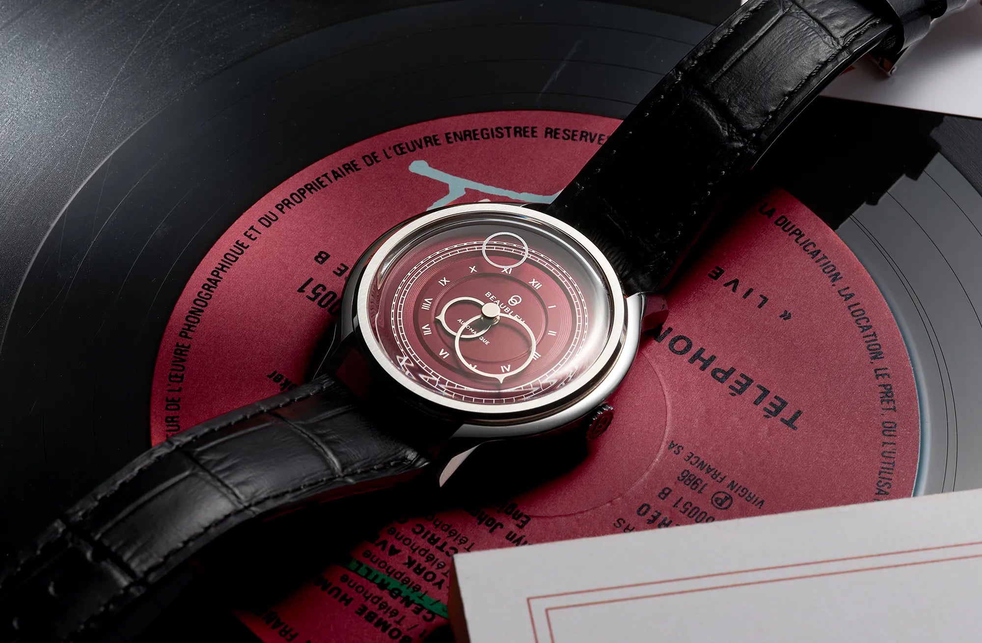 Montre La Pièce Lie de Vin de Beaubleu posée sur un vinyle