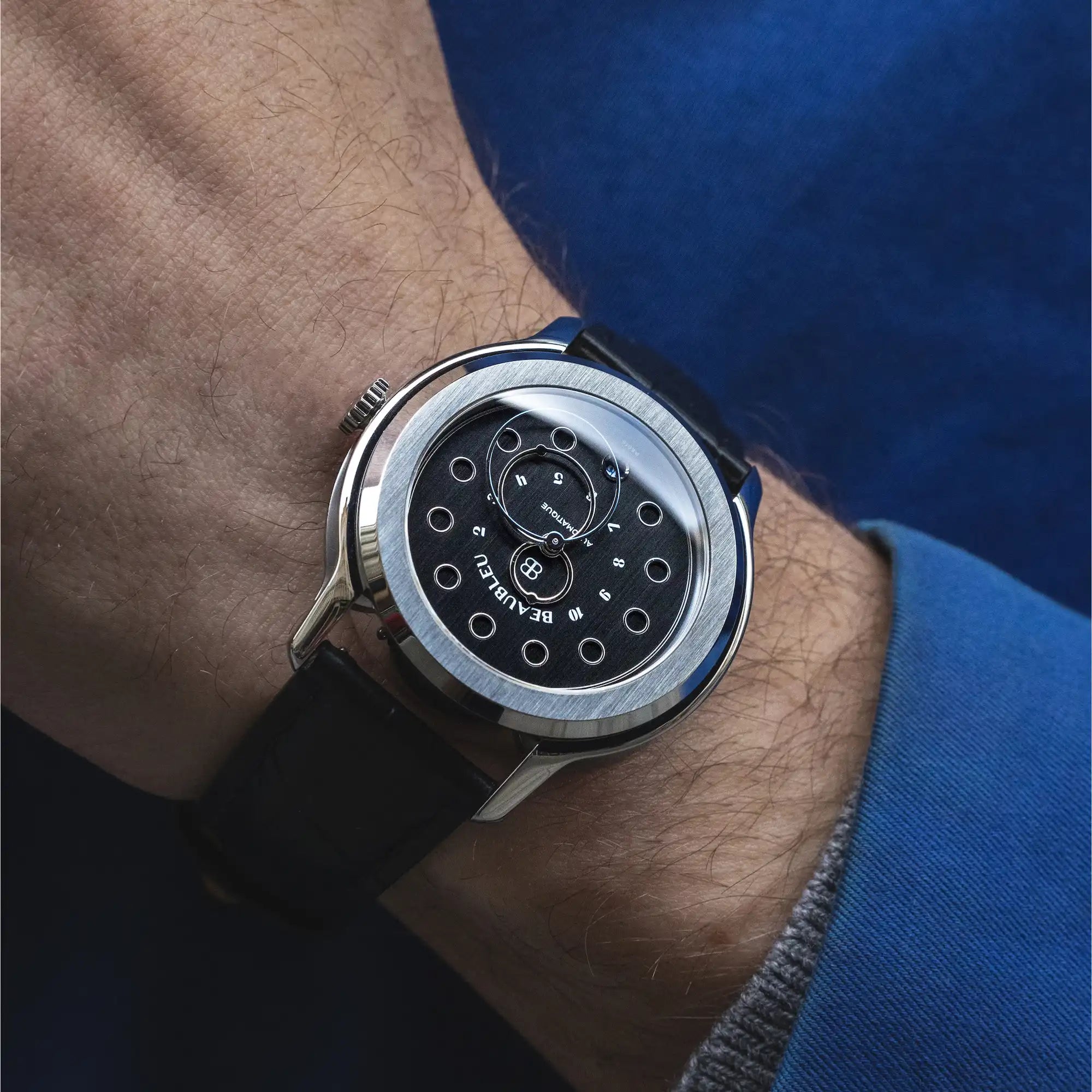 Montre Vitruve Date noir sur poignet homme