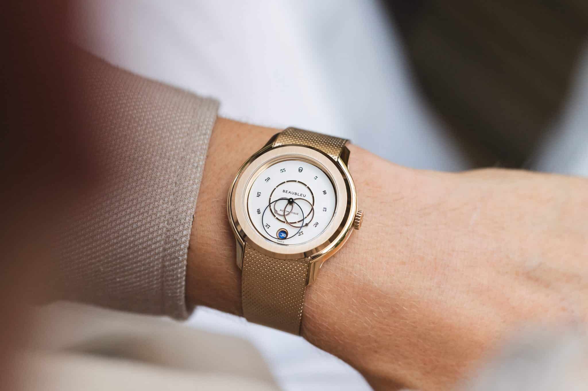 Montre Ecce Lys avec bracelet or rose sur poignet