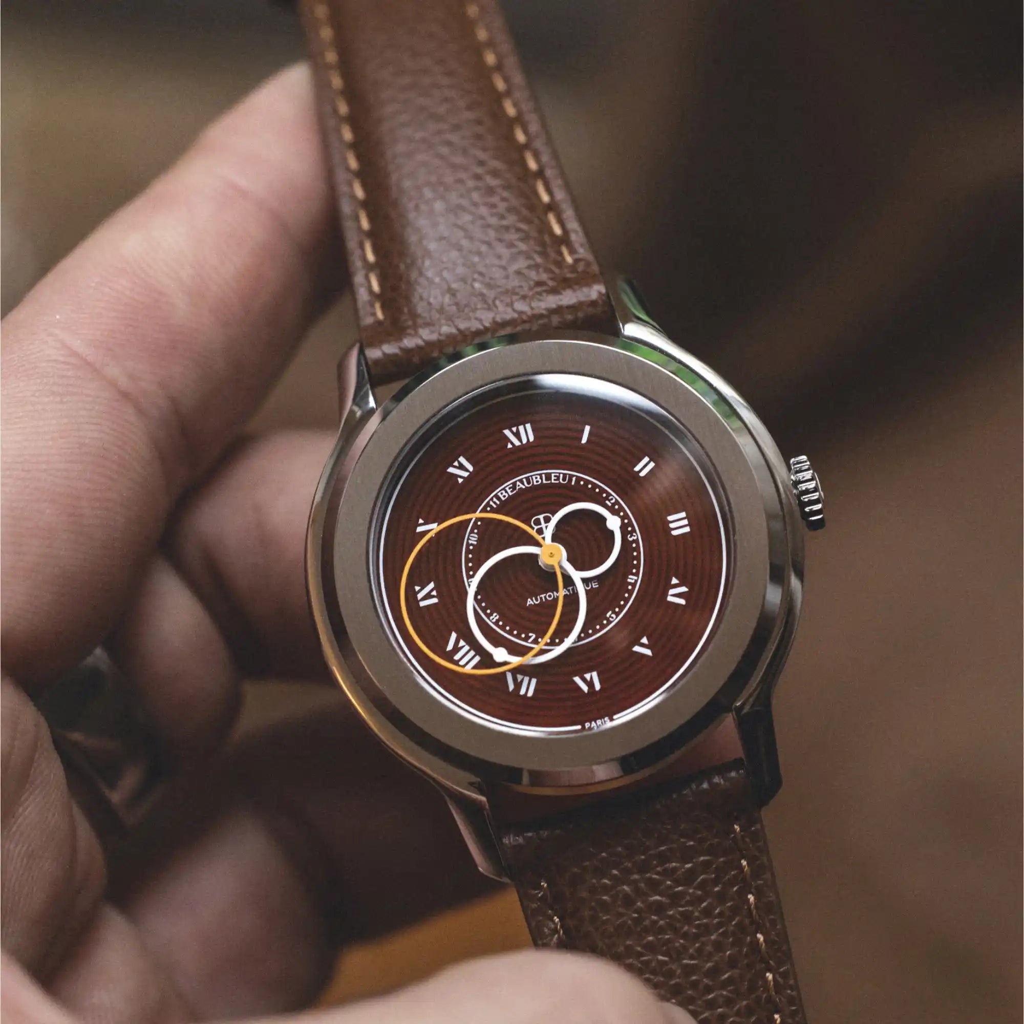Montre Beaubleu Origine Cognac avec bracelet cuir cognac, tenu en main