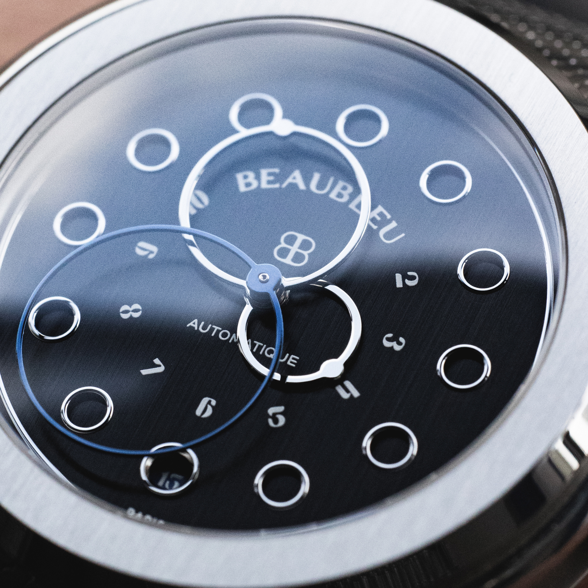 Cadran montre Vitruve Date Noir, trotteuse et date bleu, lunette brossé