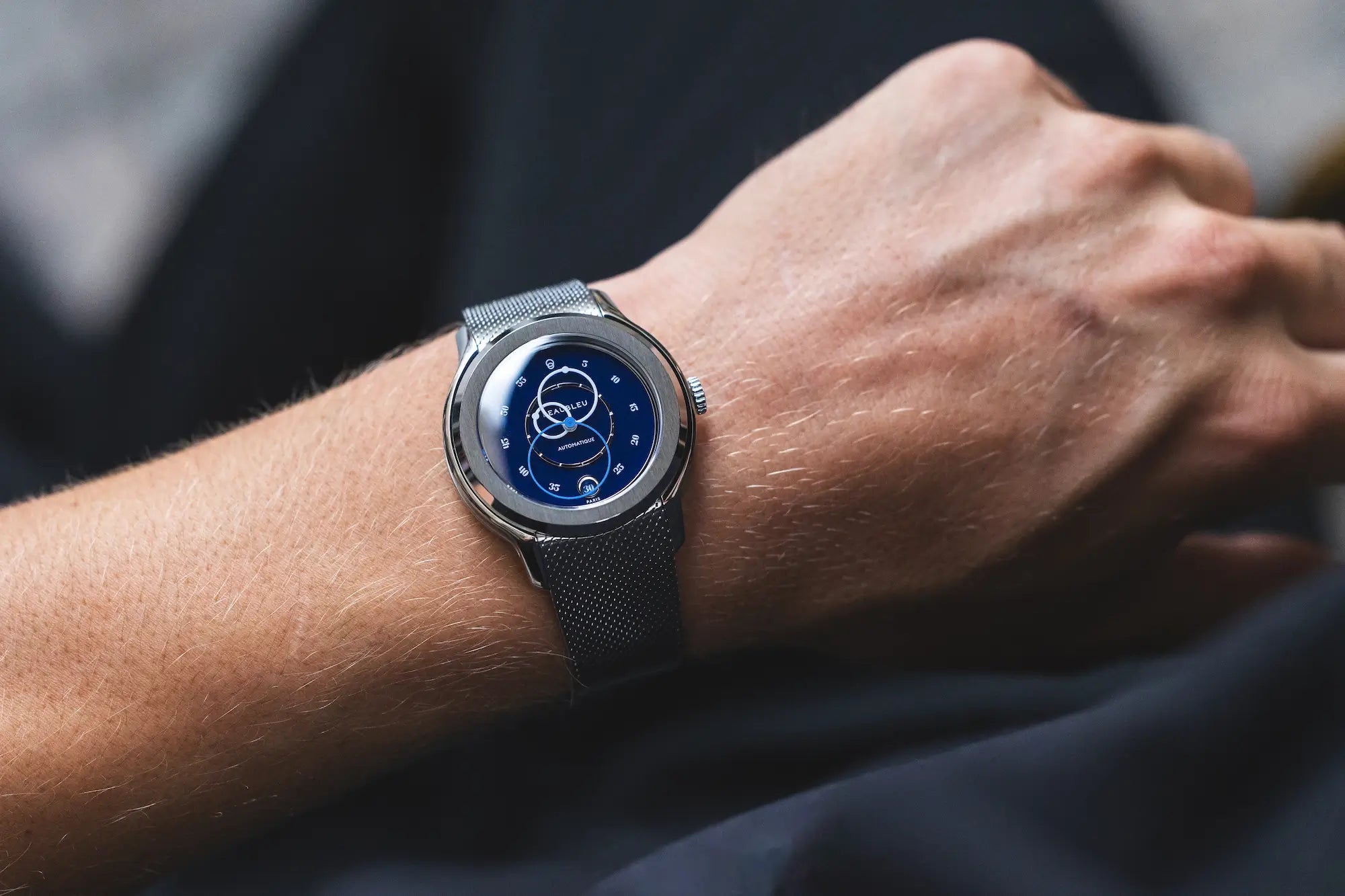 Montre automatique Ecce Smalt bracelet acier au poignet d'un homme