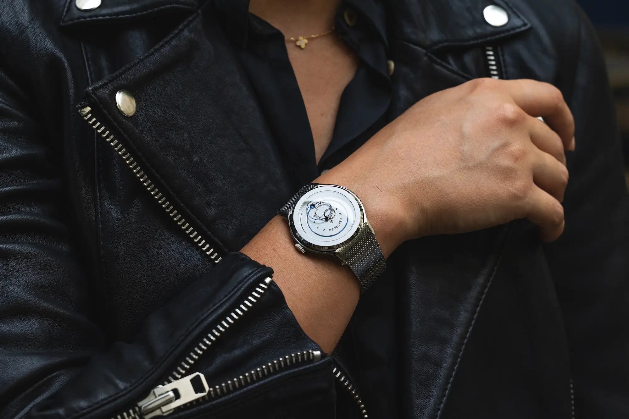 Montre automatique Ecce Vesperal bracelet acier sur le poignet d'une femme portant un perfecto cuir noir 