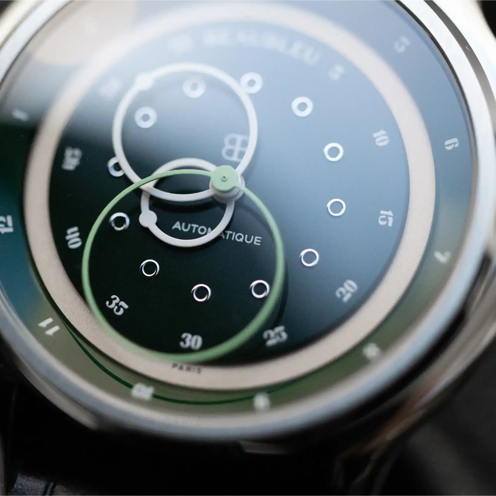Gros plan sur le cadran de la montre Vitruve GMT Green