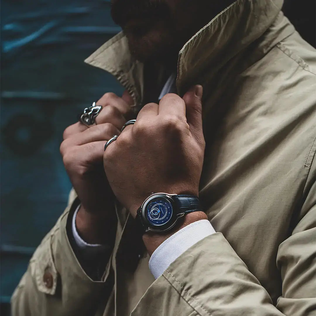 Montre Beaubleu Intrepide bleu sur bracelet cuir noir au poignet d'un homme