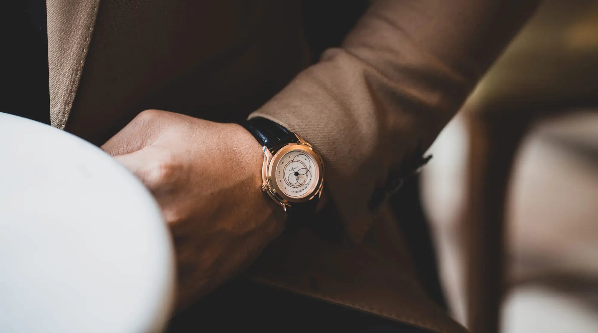 Montre Beaubleu Olympe sur bracelet en cuir noir, portée au poignet d'un homme