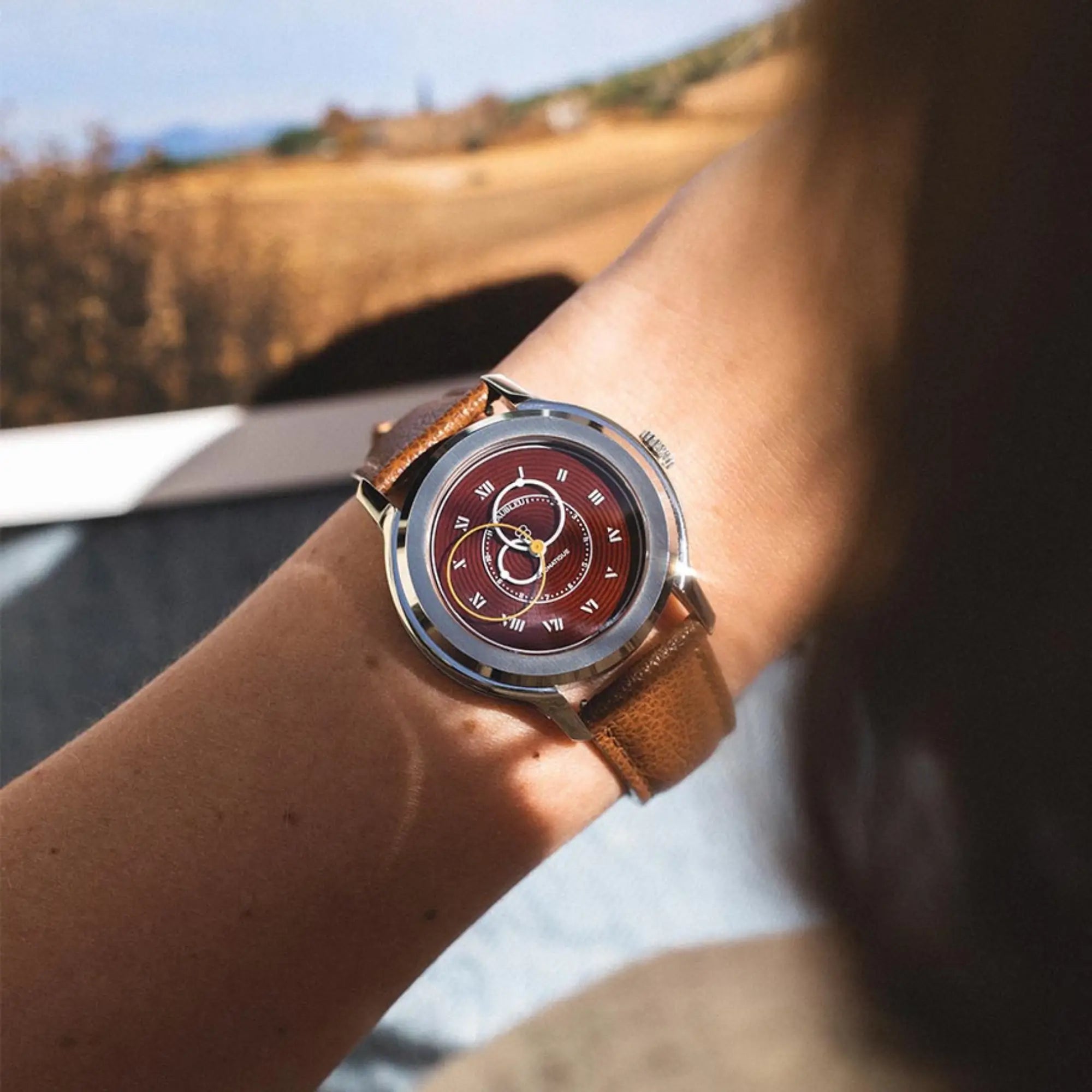 Montre Vitruve Origine Cognac sur bracelet cuir cognac