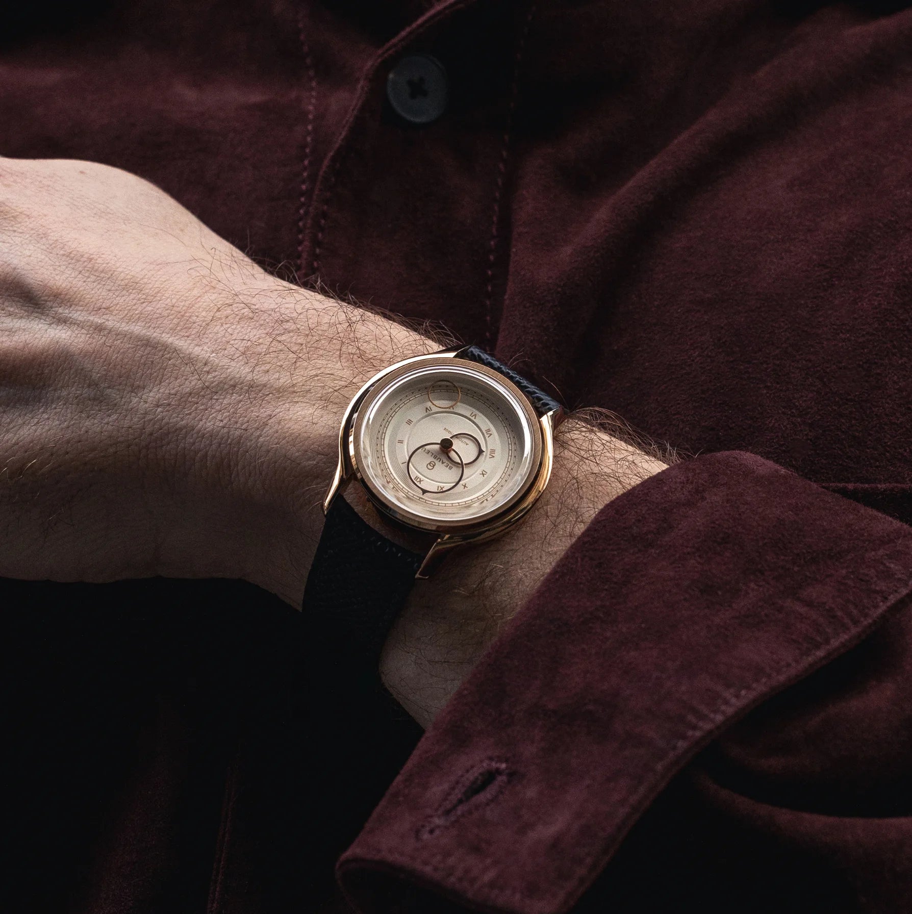 Montre Beaubleu La Pièce Champagne avec bracelet cuir grainé portée au poignet