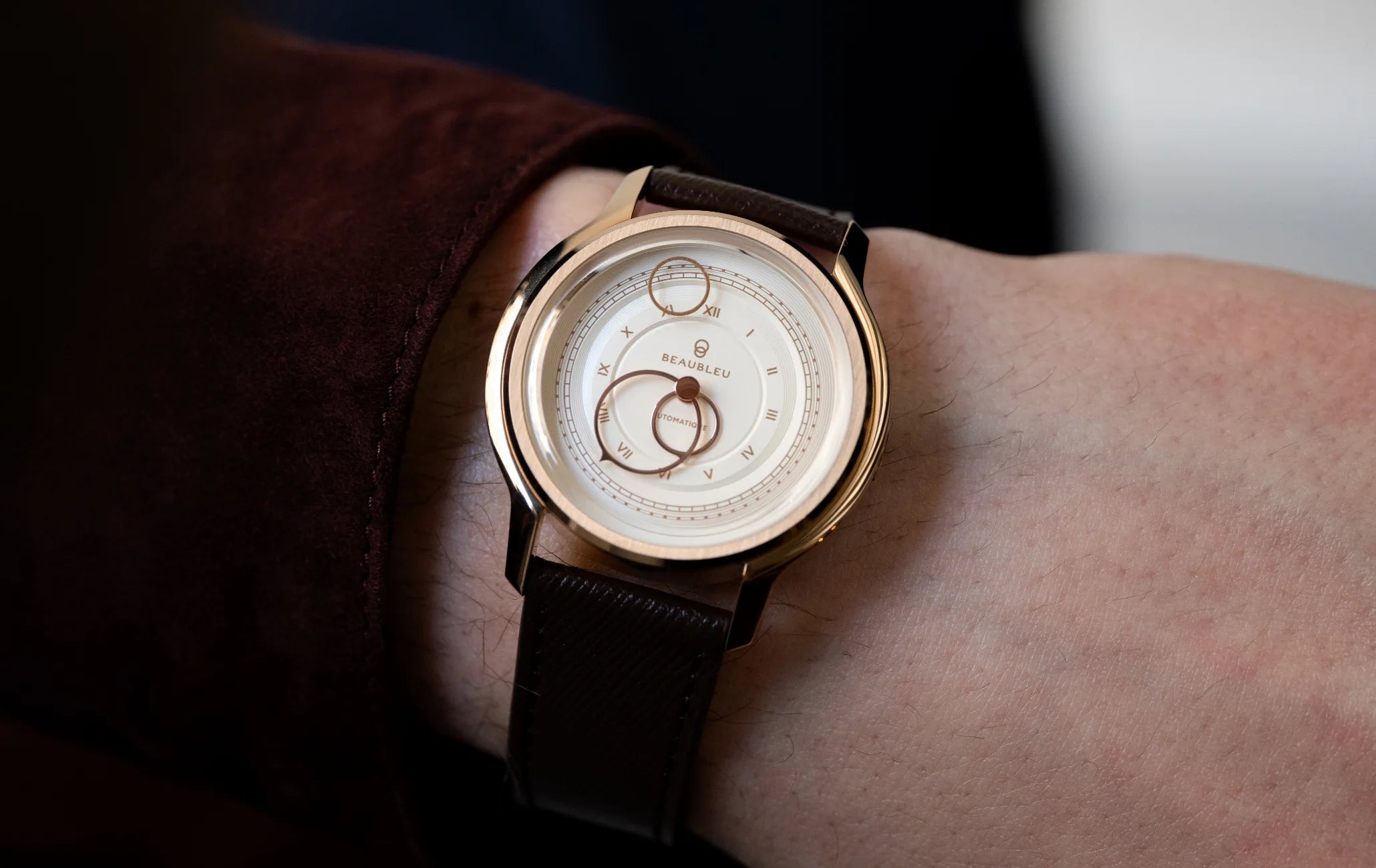 Montre Beaubleu La Pièce Champagne avec bracelet cuir grainé marron portée au poignet