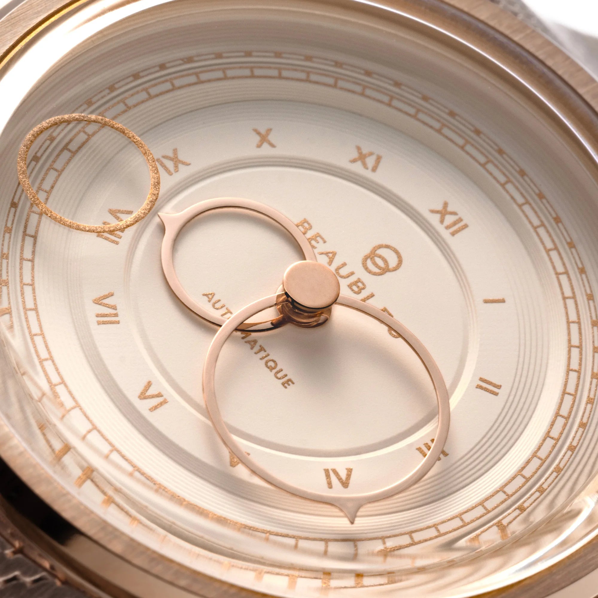 Gros plan sur le cadran acier de la montre La Pièce Champagne