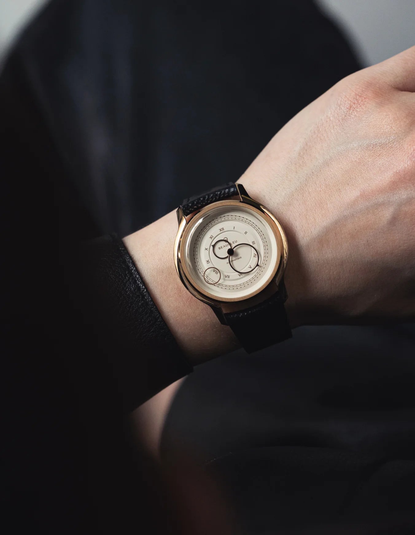 Montre Beaubleu La Pièce cadran crème avec bracelet cuir grainé noir sur un poignet féminin