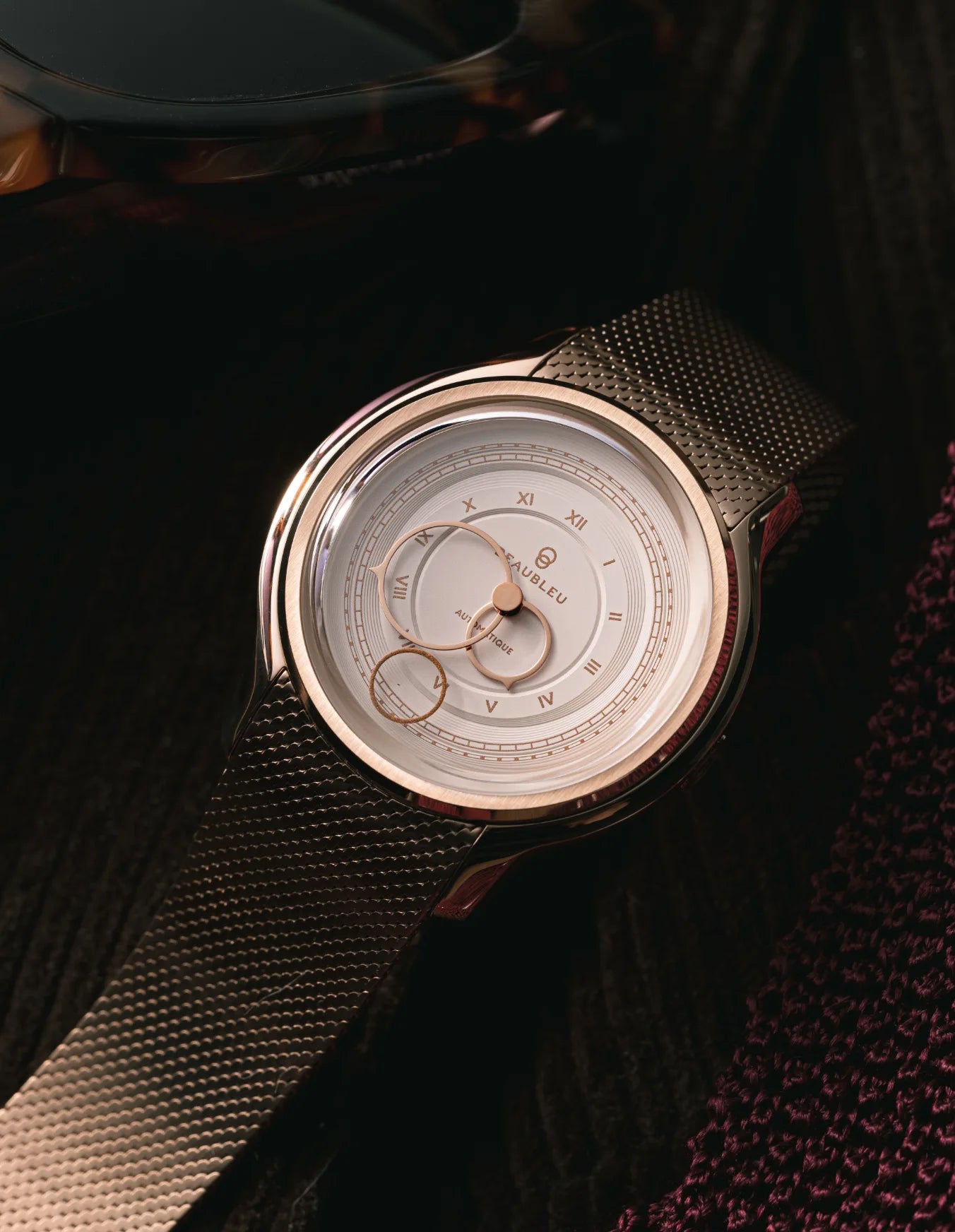 Montre La Pièce Champagne de Beaubleu posée sur une table en bois