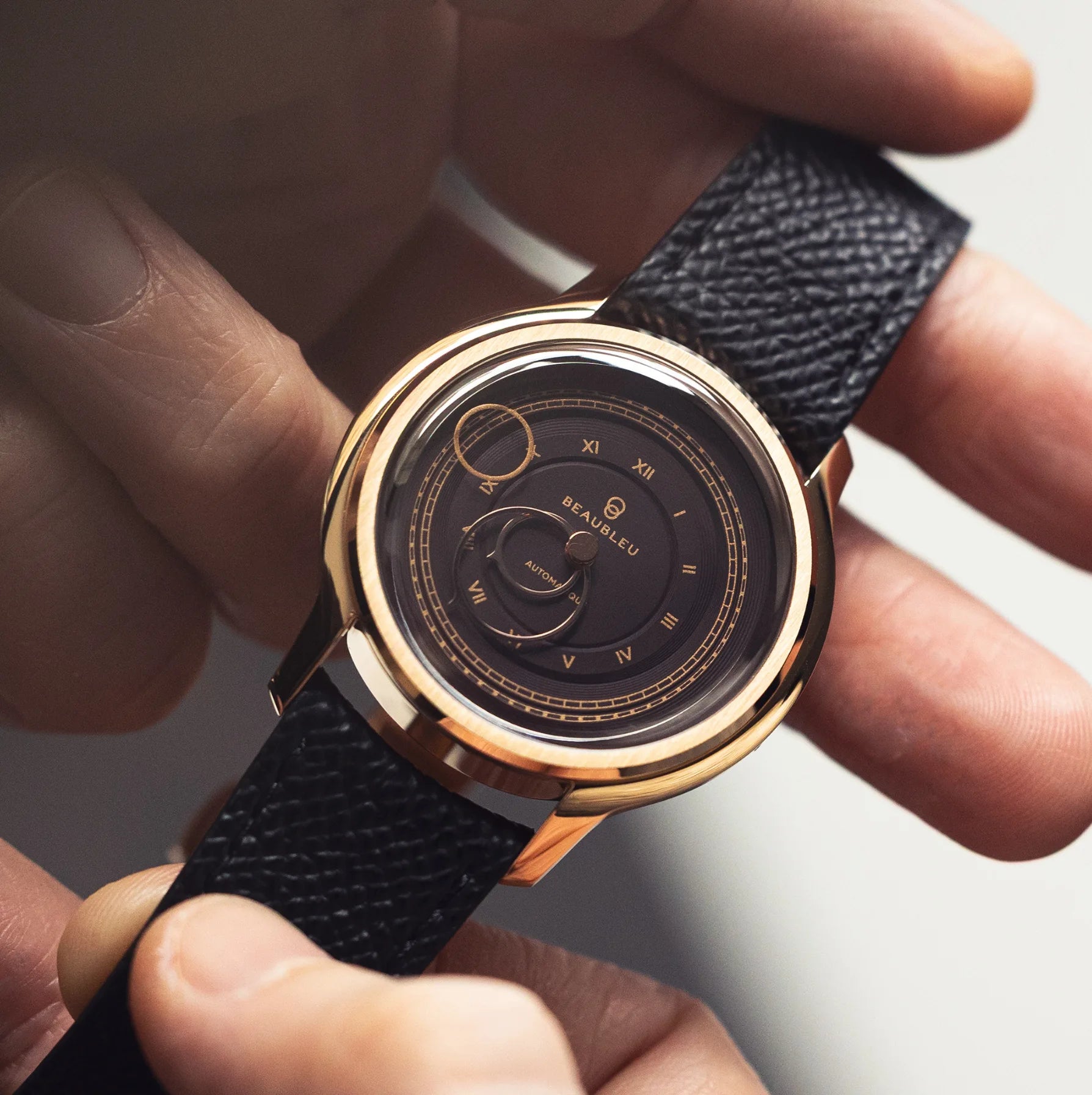 Montre La Pièce Moka de Beaubleu avec bracelet grainé tenue dans les mains