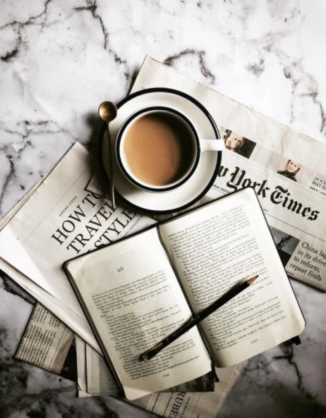 café et journal avec stylo sur plan de travail en marbre