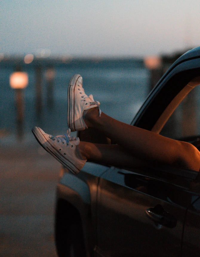 jambes_de_fille_avec_converses_qui_sortent_d_une_voiture_au_bord_de_la_plage