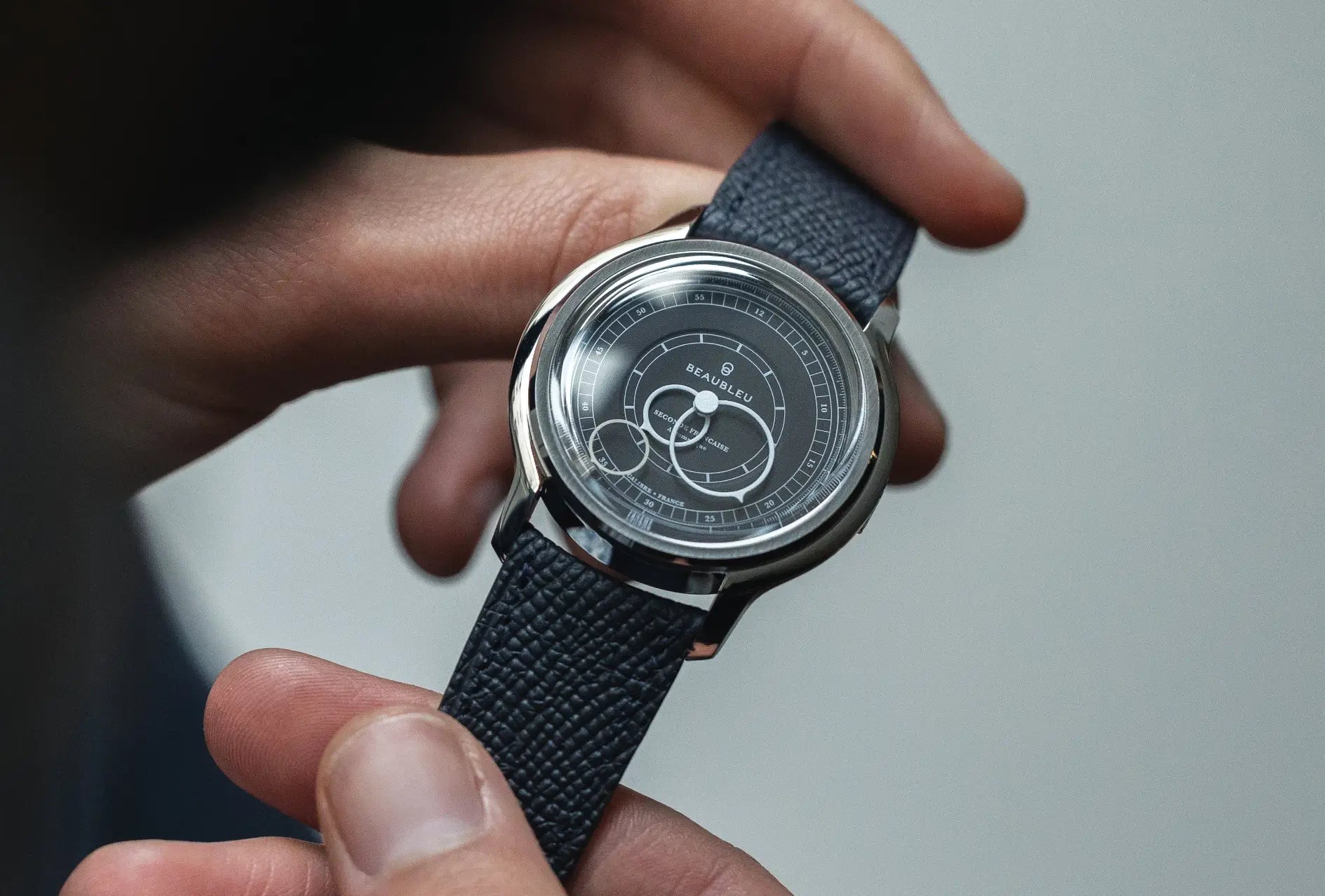 Montre Seconde Francaise Gris Taupe dans mains