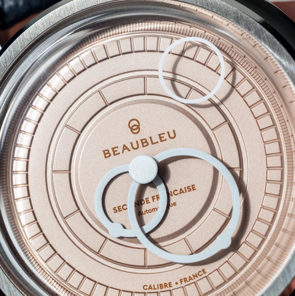 Close up cadran montre Seconde Française saumon