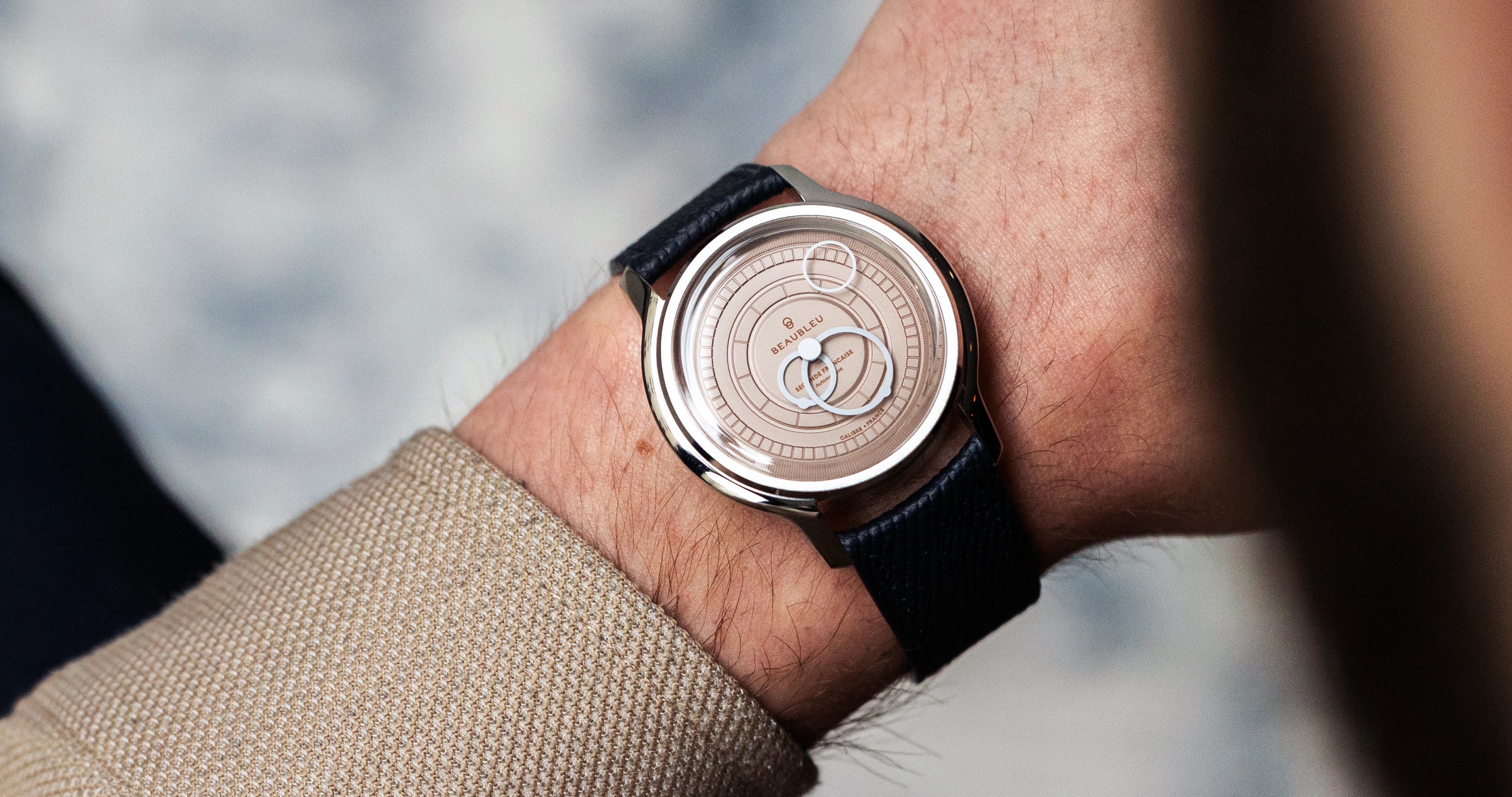 Montre Seconde Française saumon poignet homme